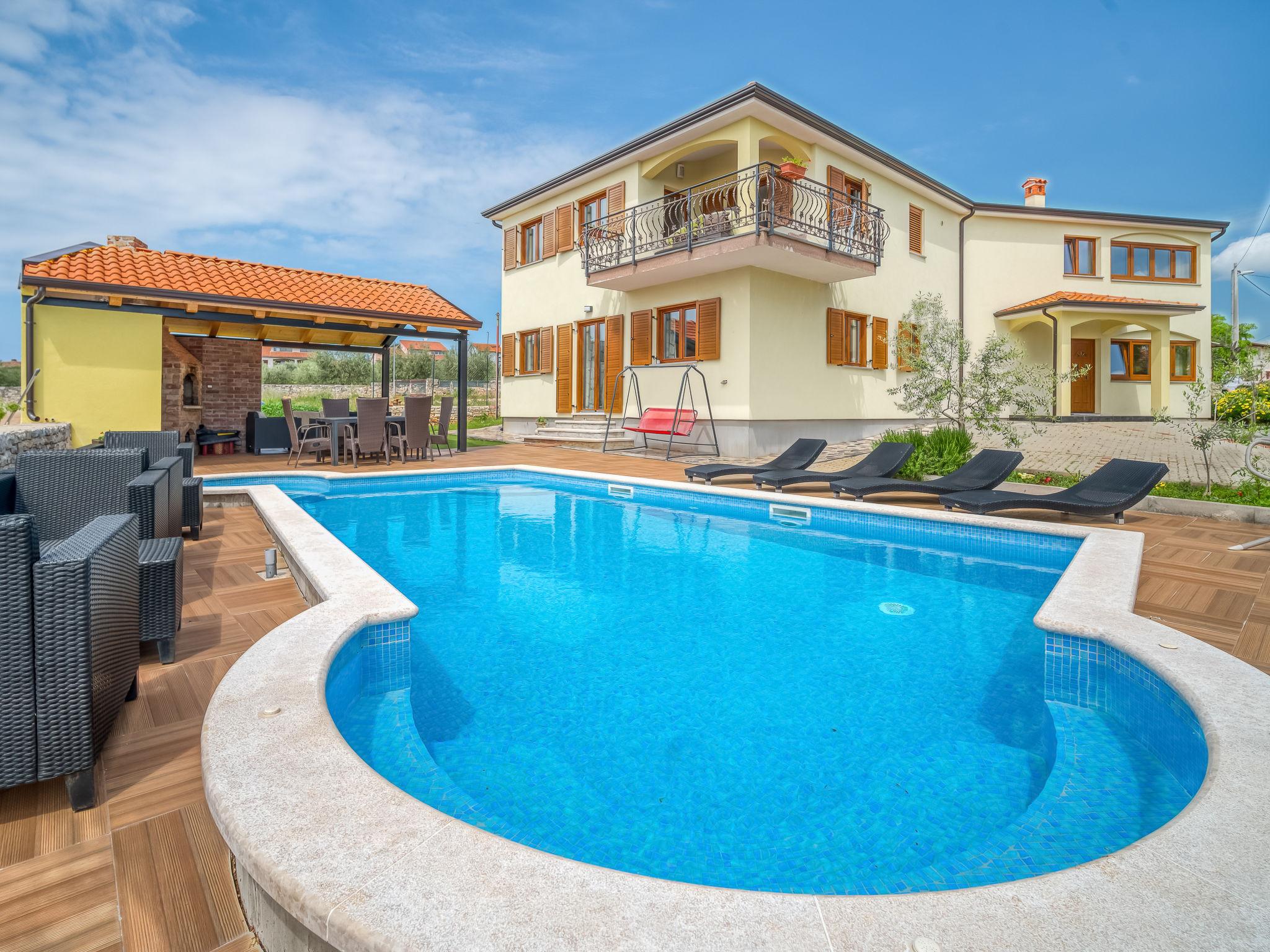 Photo 1 - Appartement de 2 chambres à Tar-Vabriga avec piscine et jardin