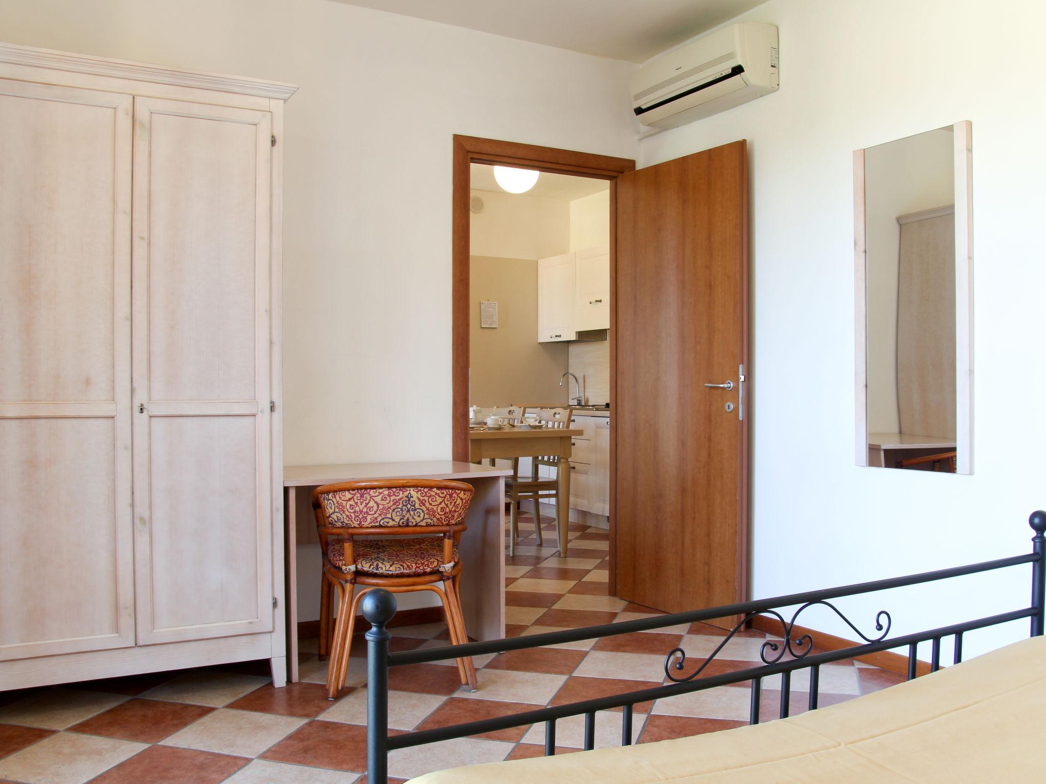 Photo 7 - 1 bedroom Apartment in Castelnuovo del Garda with swimming pool and garden