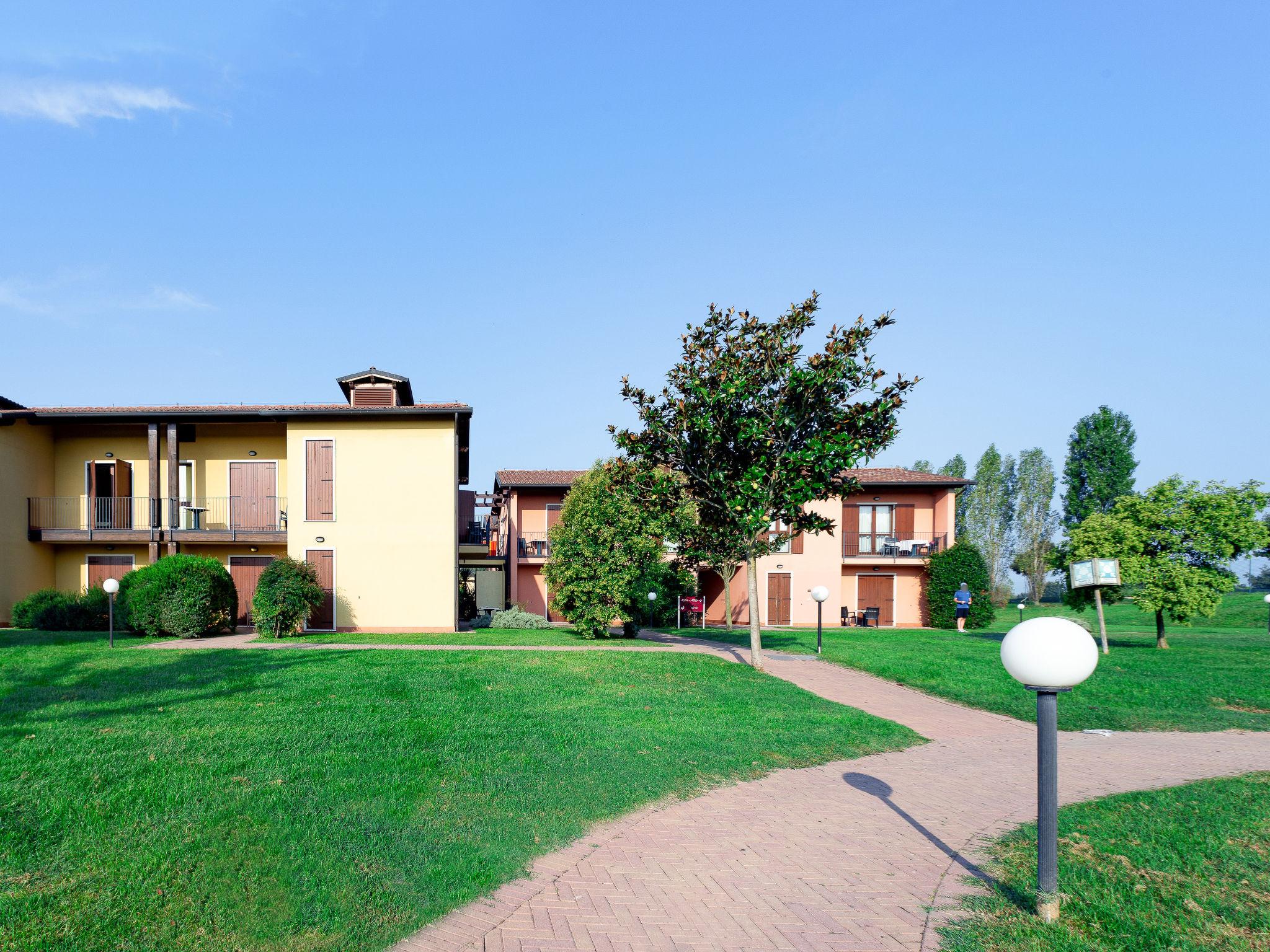 Foto 20 - Apartamento de 1 habitación en Castelnuovo del Garda con piscina y vistas a la montaña