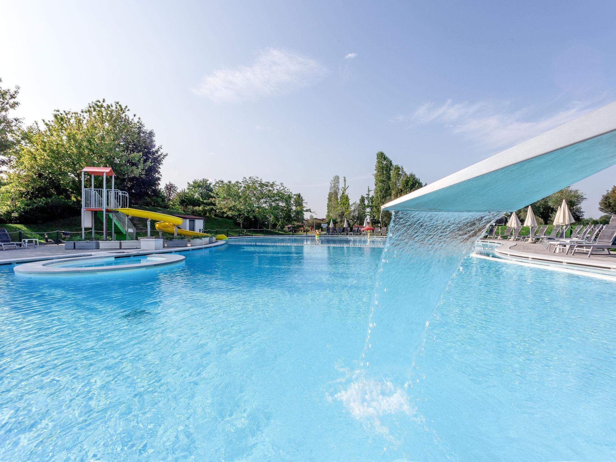 Foto 3 - Apartamento de 1 habitación en Castelnuovo del Garda con piscina y vistas a la montaña