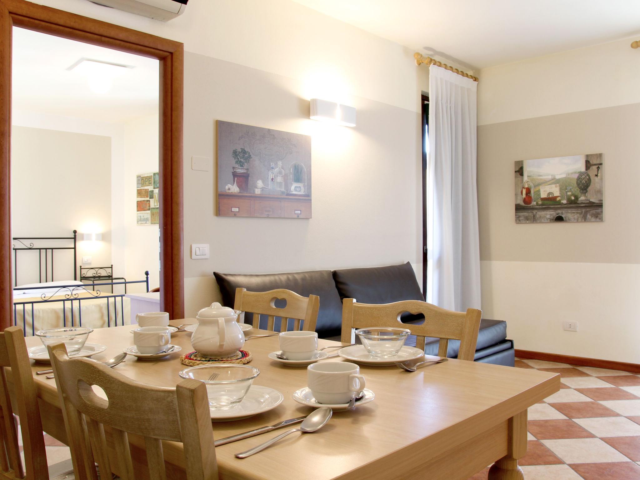 Foto 6 - Apartamento de 1 habitación en Castelnuovo del Garda con piscina y jardín