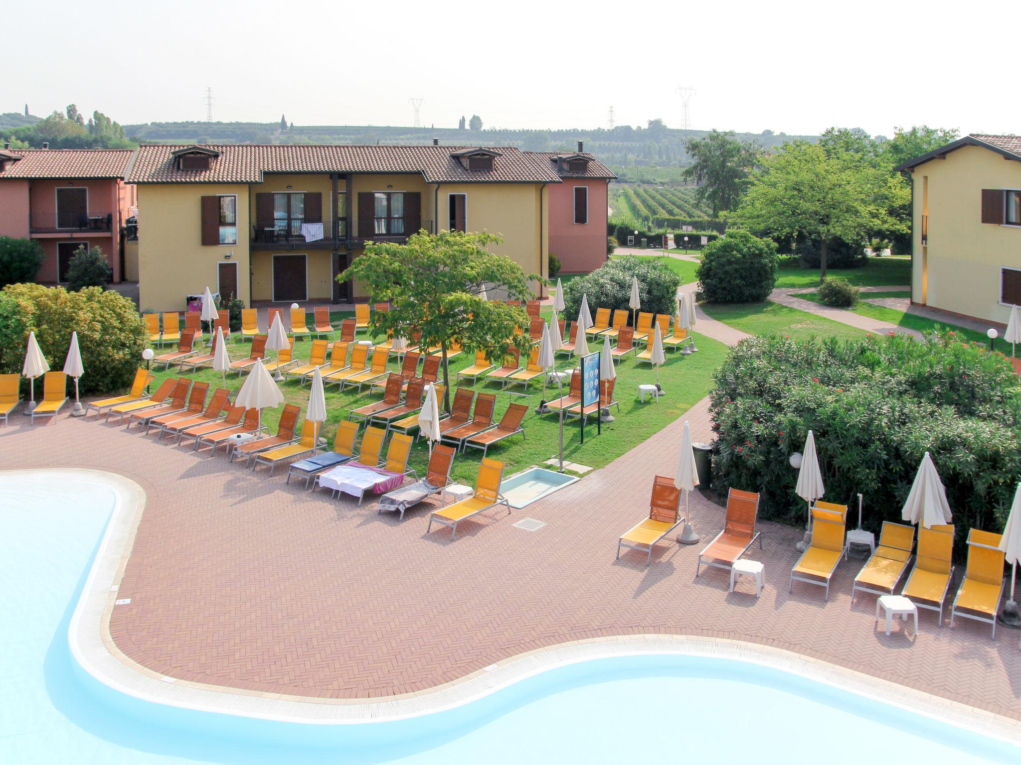 Foto 1 - Apartamento de 1 quarto em Castelnuovo del Garda com piscina e vista para a montanha