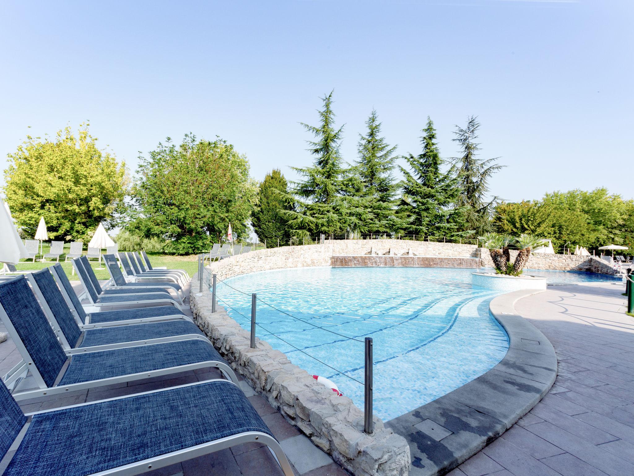 Photo 27 - 1 bedroom Apartment in Castelnuovo del Garda with swimming pool and garden