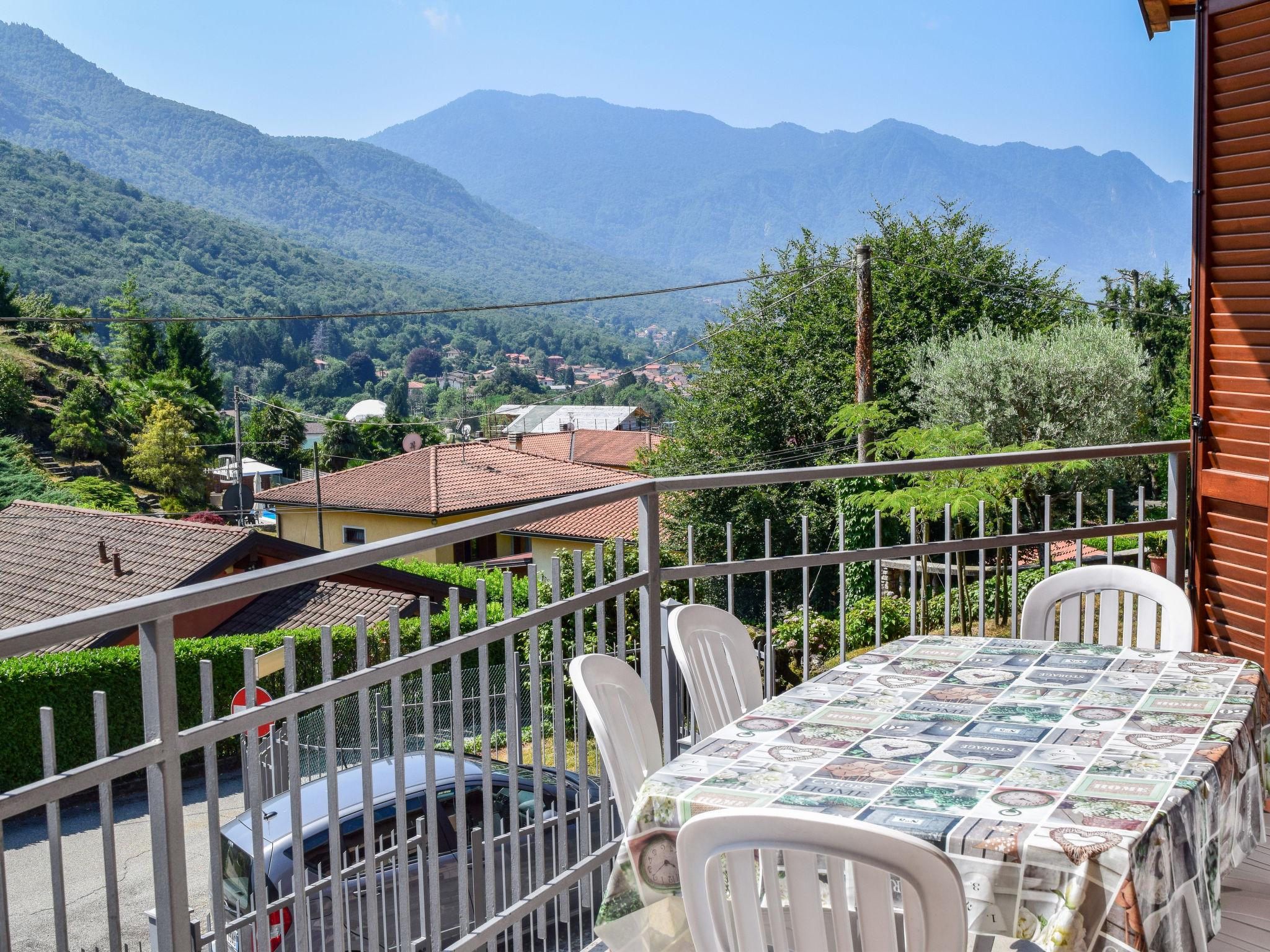 Foto 5 - Haus mit 5 Schlafzimmern in Brezzo di Bedero mit terrasse und blick auf die berge