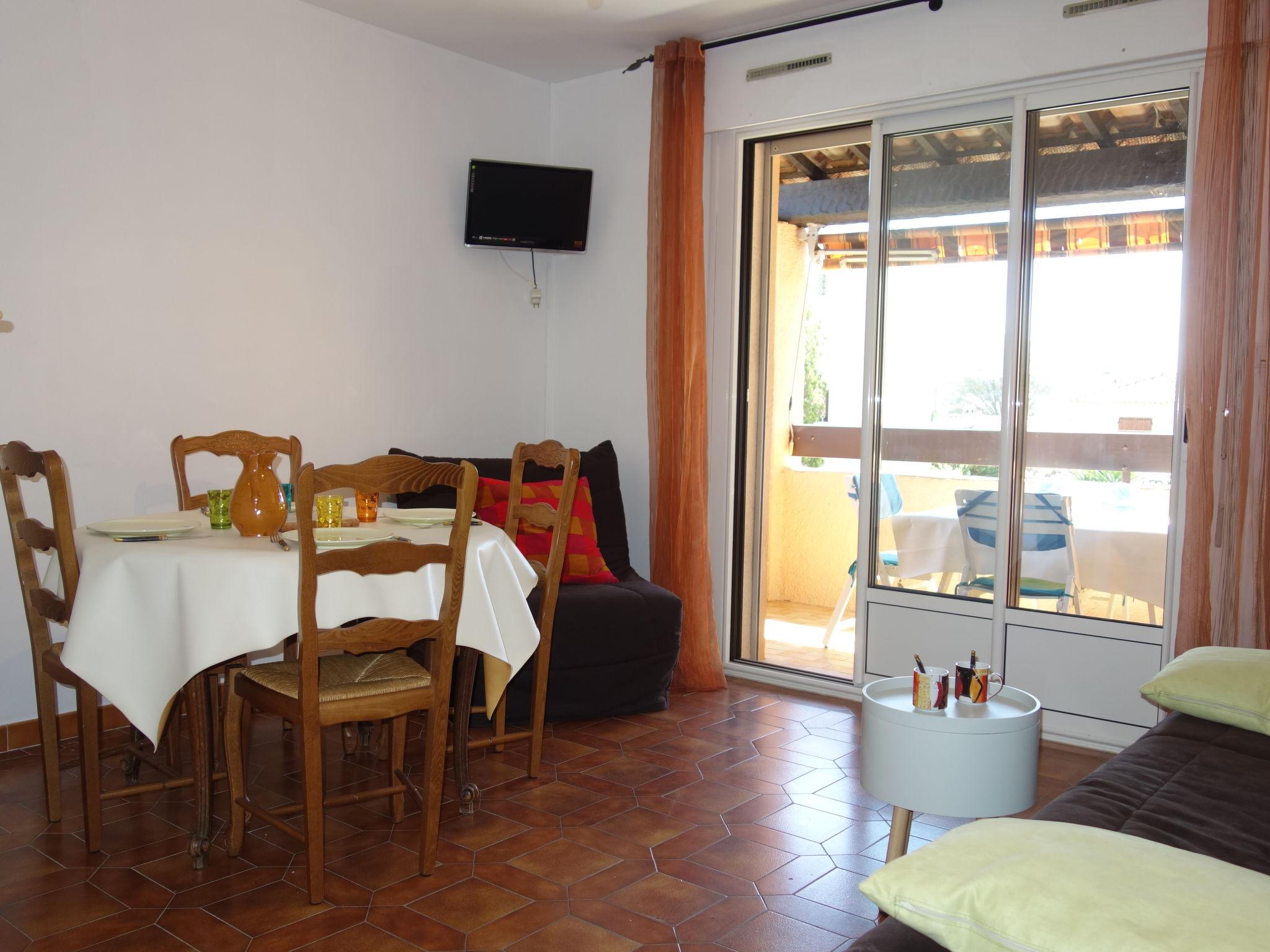 Photo 6 - Apartment in Saint-Cyr-sur-Mer with terrace and sea view