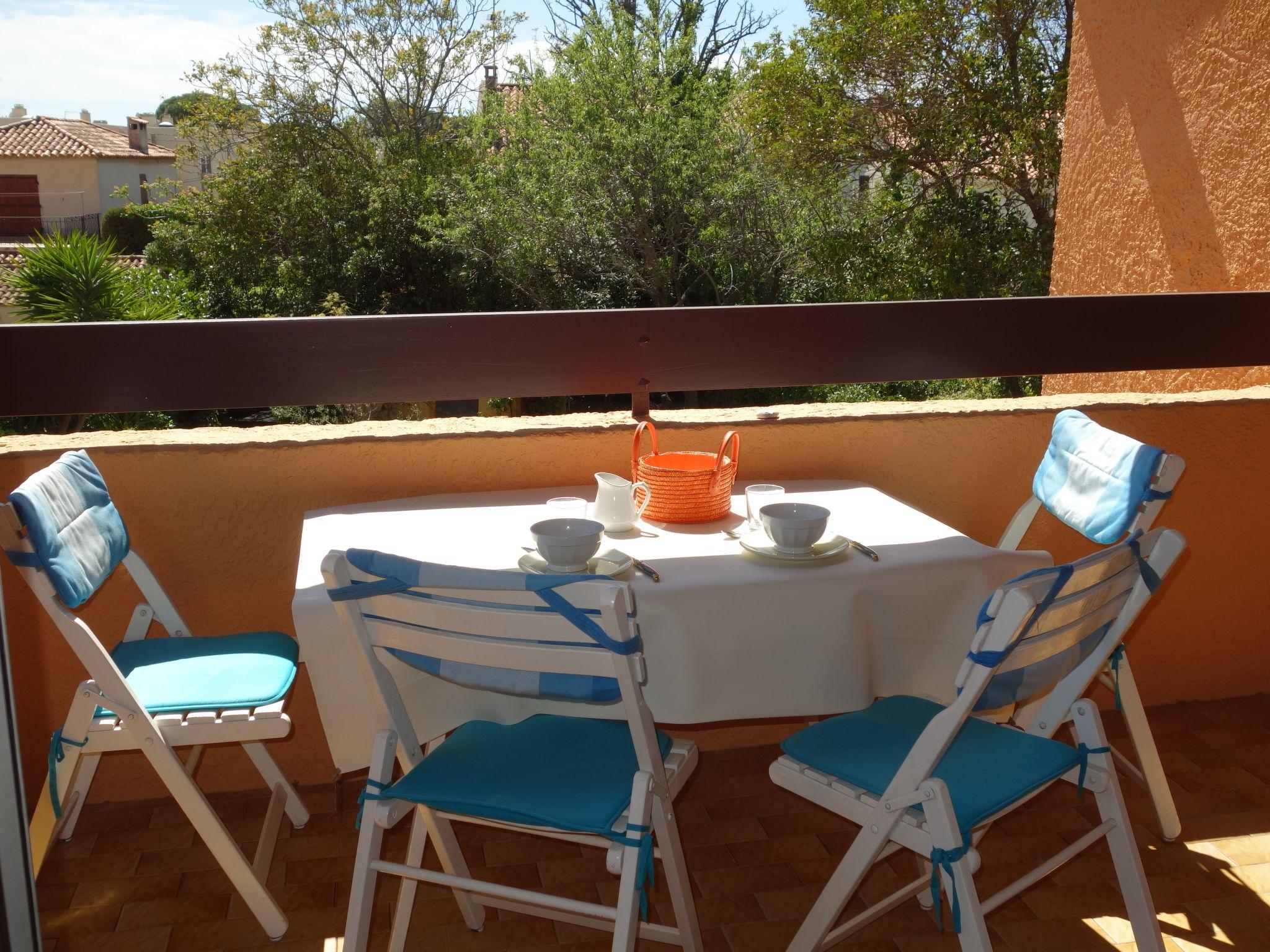 Photo 12 - Apartment in Saint-Cyr-sur-Mer with terrace and sea view