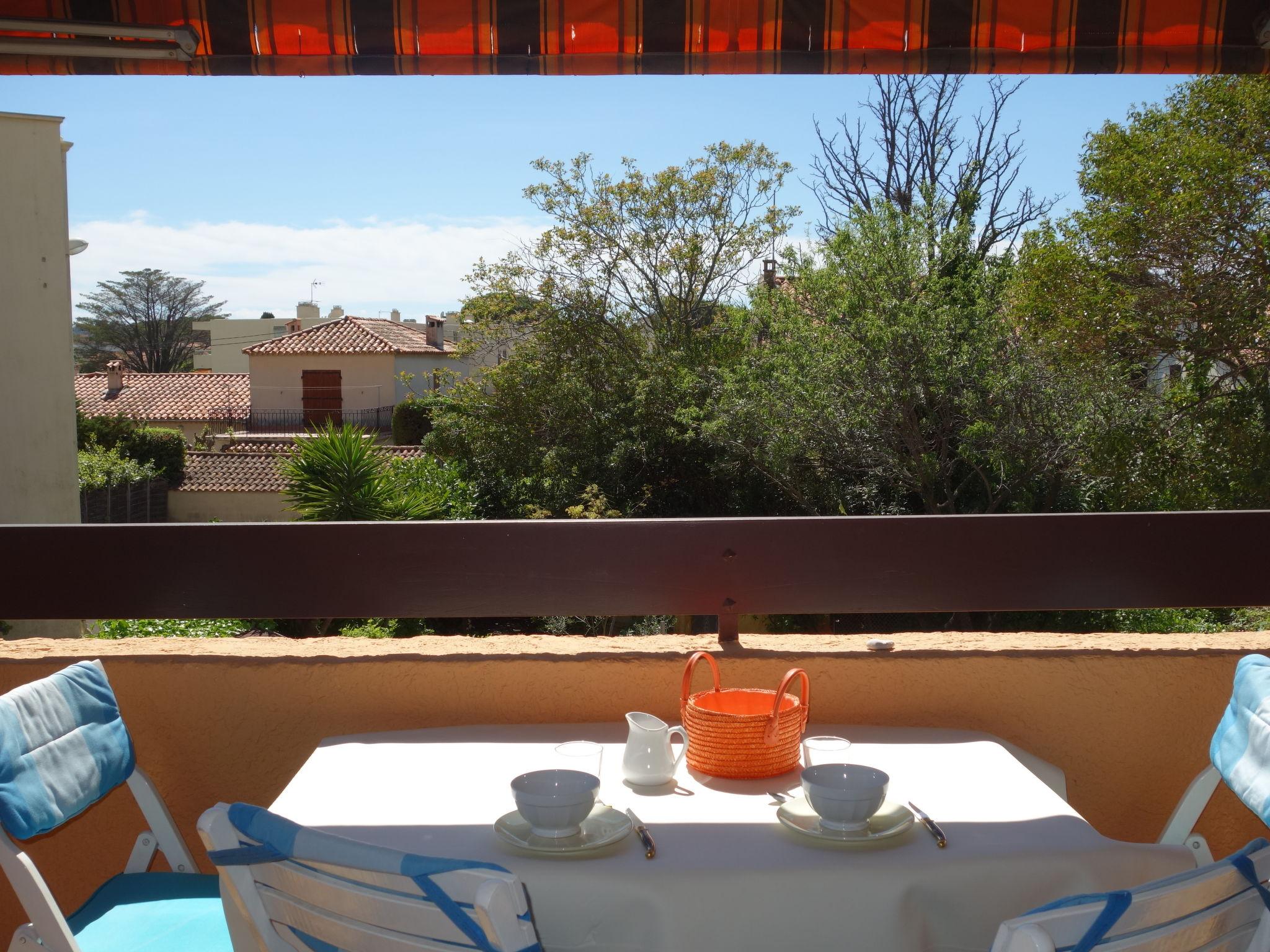 Photo 11 - Apartment in Saint-Cyr-sur-Mer with terrace and sea view