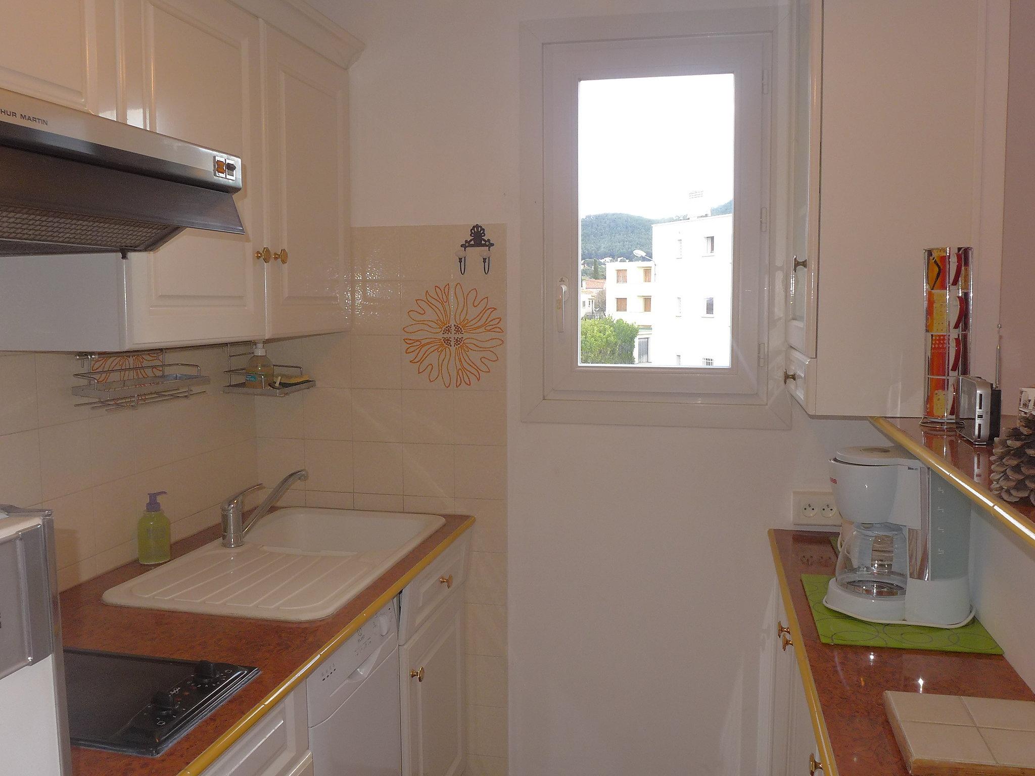 Photo 7 - Apartment in Saint-Cyr-sur-Mer with terrace and sea view