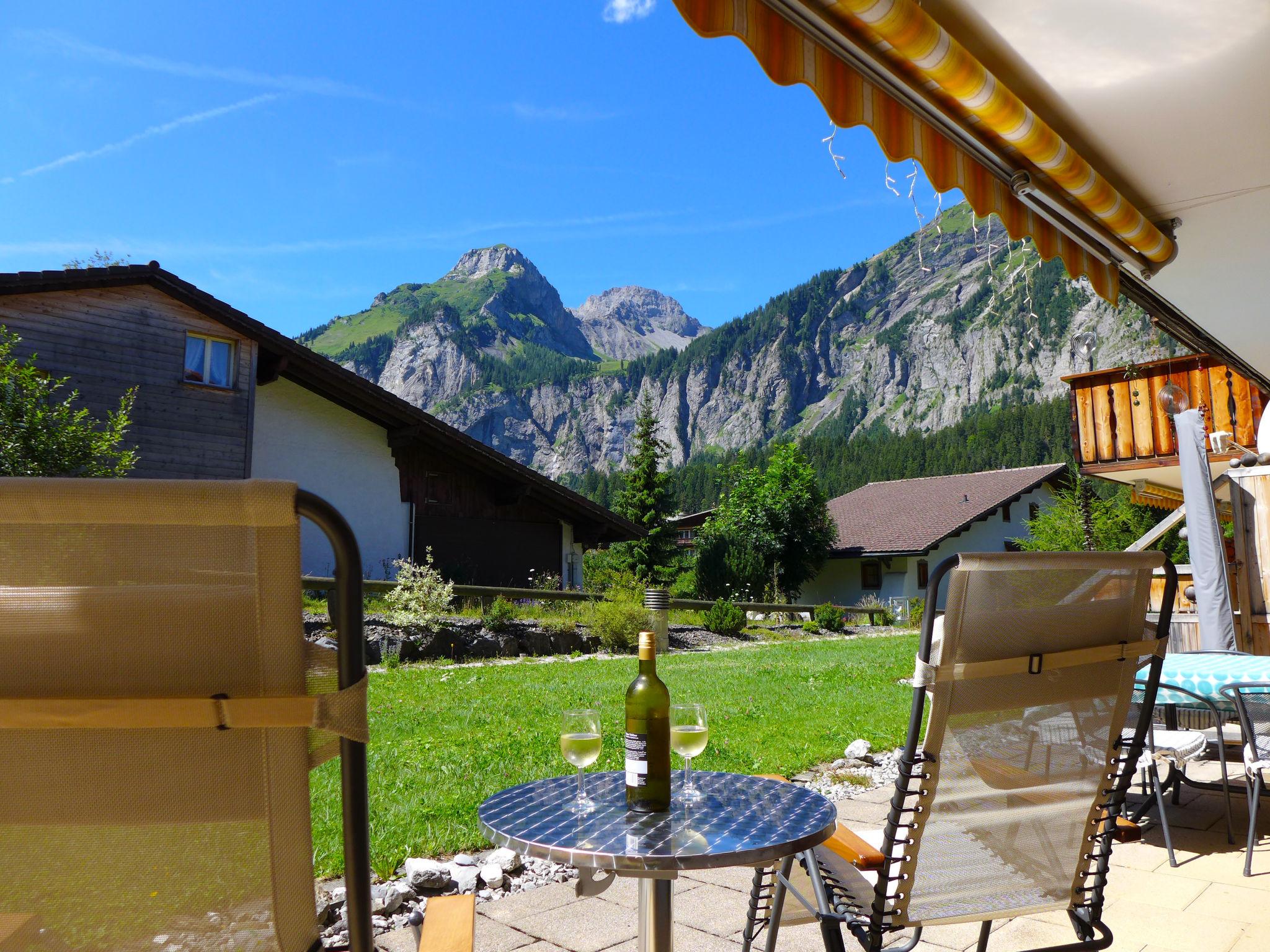 Foto 2 - Apartamento de 2 habitaciones en Kandersteg con jardín y vistas a la montaña