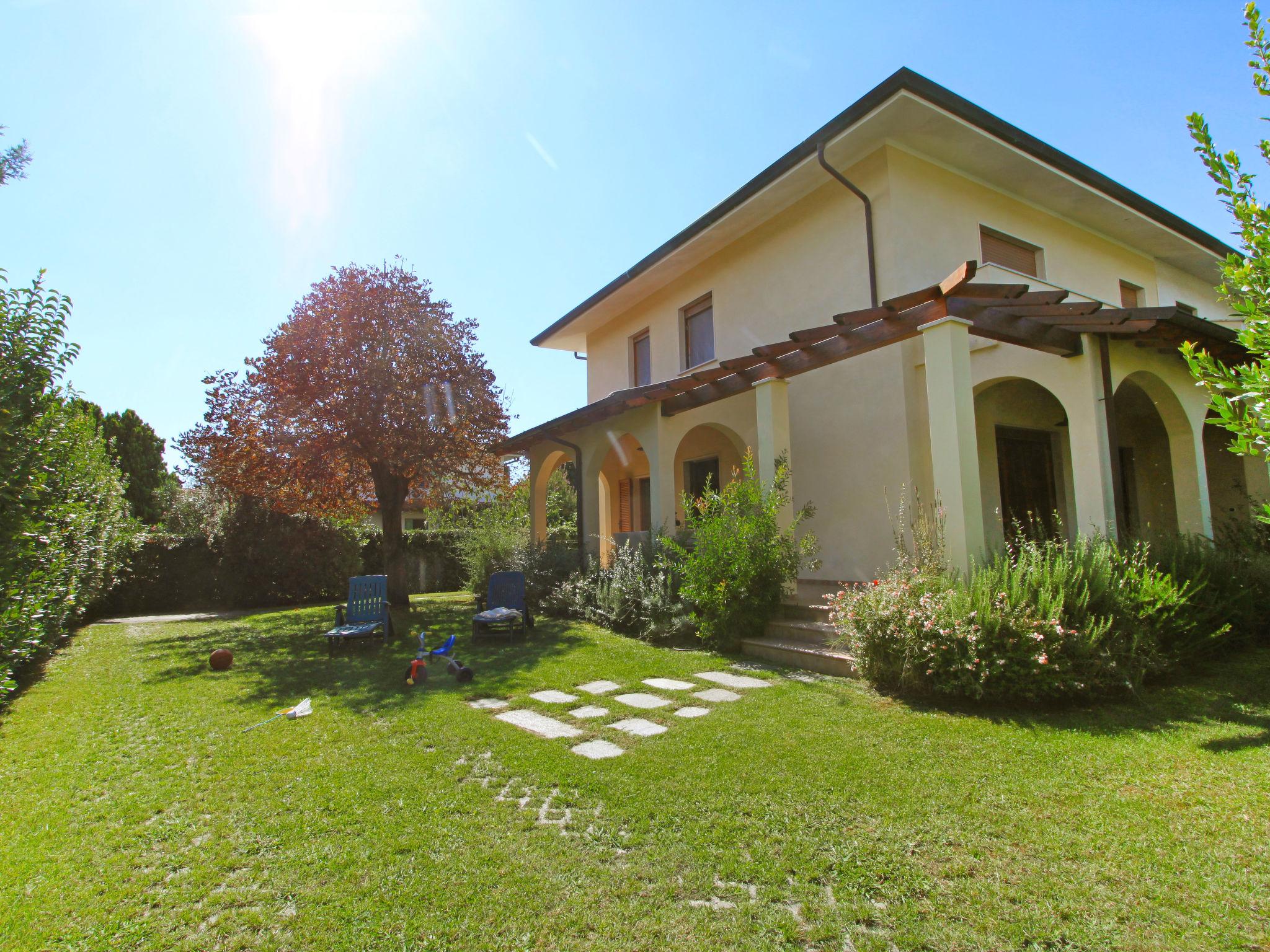 Photo 1 - Maison de 5 chambres à Forte dei Marmi avec jardin et vues à la mer