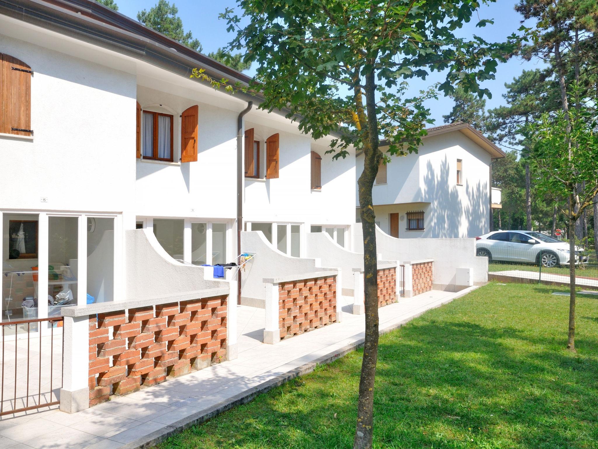 Photo 2 - Maison de 2 chambres à San Michele al Tagliamento avec jardin et terrasse