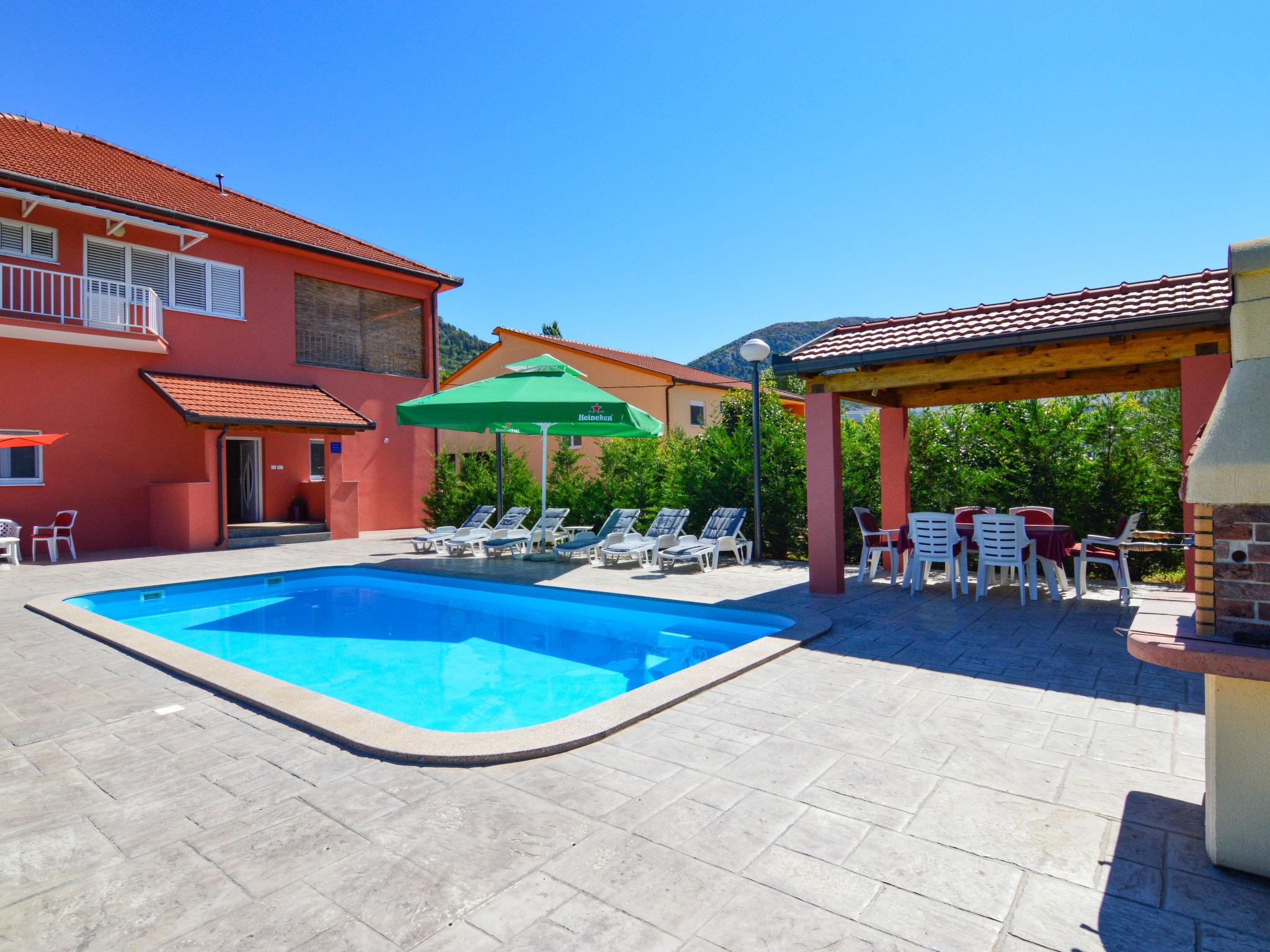 Foto 1 - Apartamento de 3 quartos em Vrgorac com piscina privada e vistas do mar