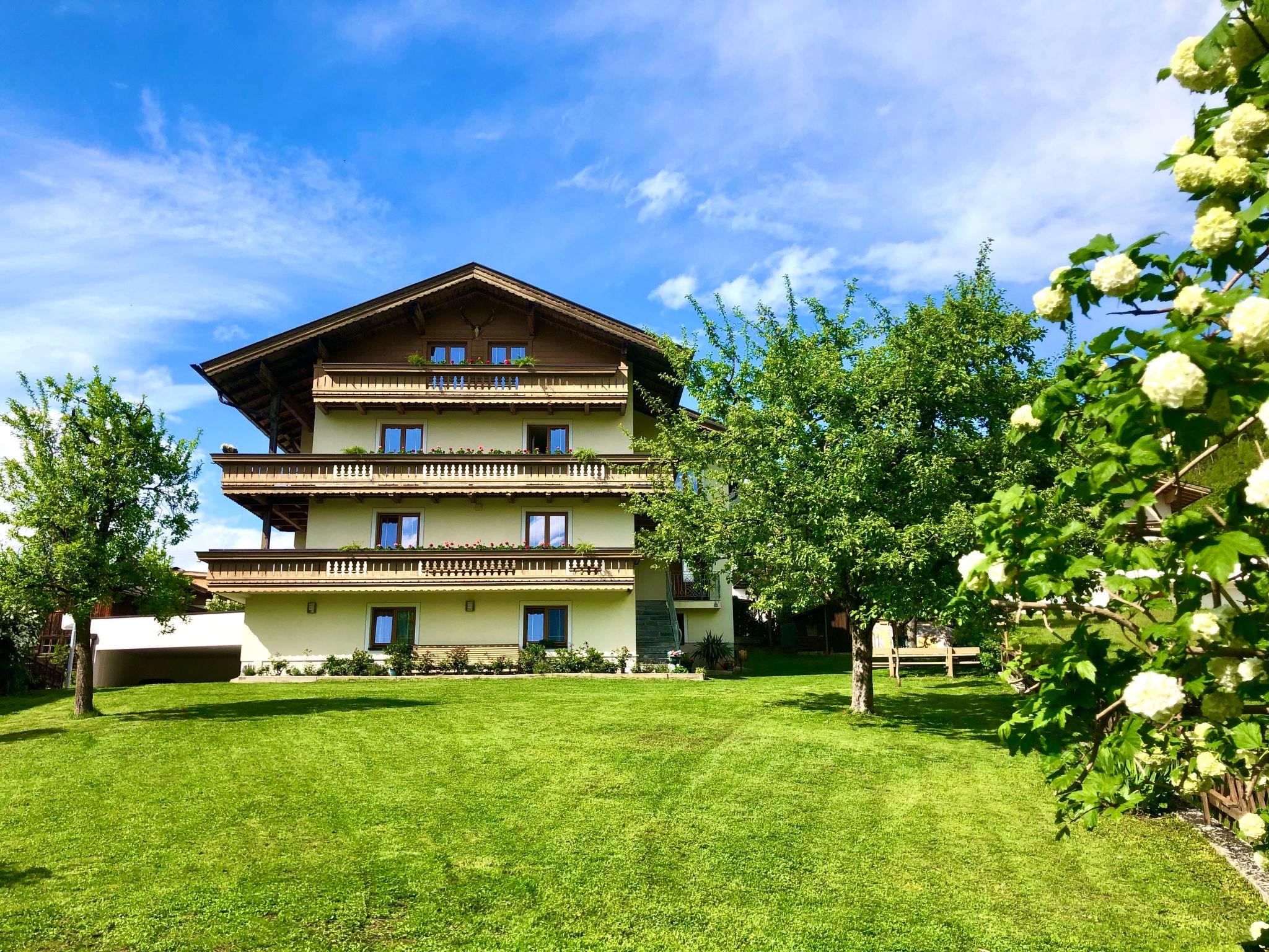 Foto 1 - Appartamento con 2 camere da letto a Hart im Zillertal con giardino e vista sulle montagne