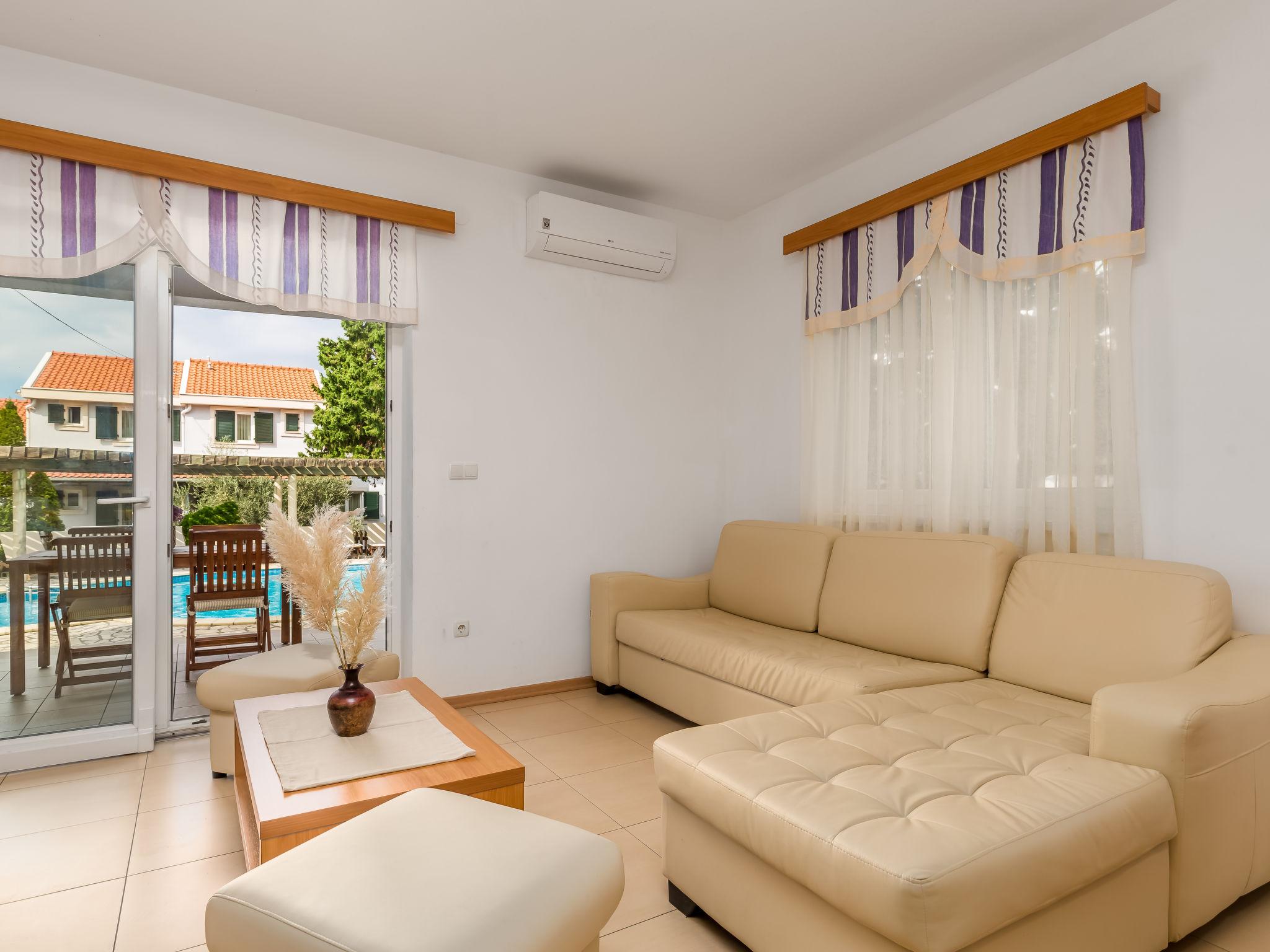 Photo 3 - 1 bedroom Apartment in Rab with swimming pool and garden