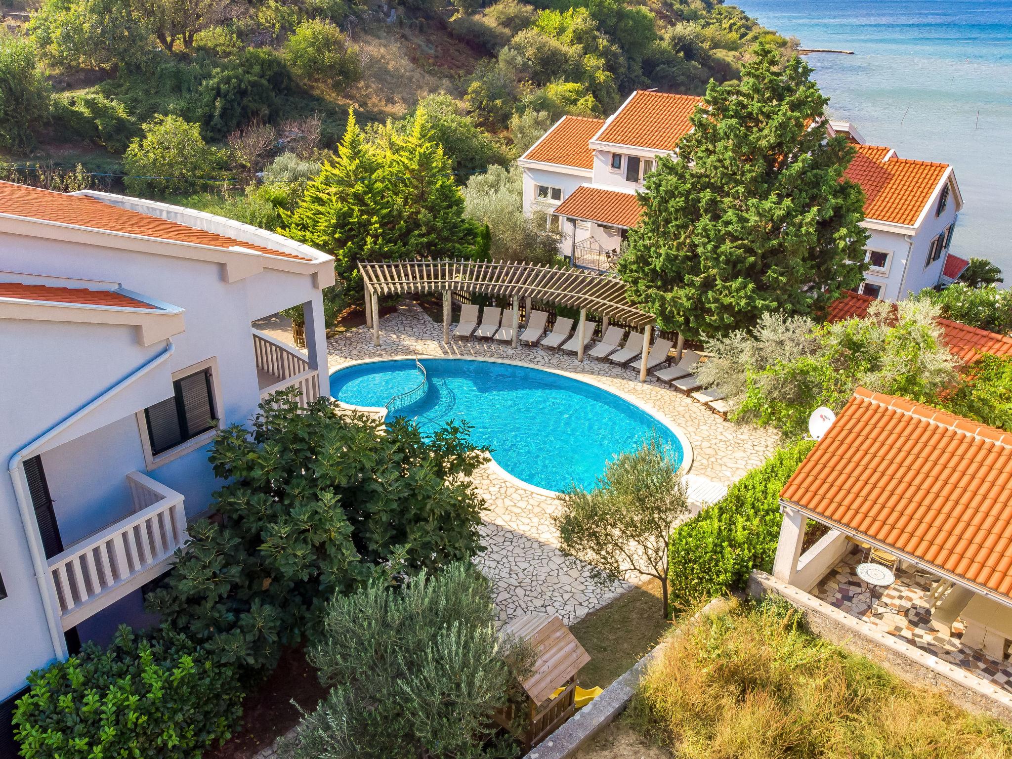 Foto 5 - Appartamento con 1 camera da letto a Rab con piscina e vista mare