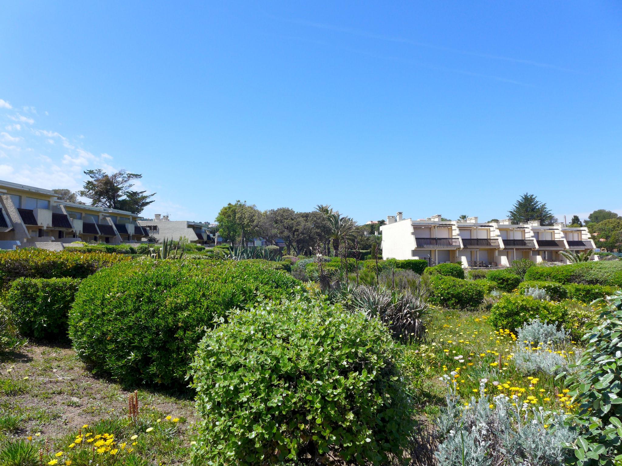 Foto 20 - Apartamento de 1 quarto em Fréjus com jardim e vistas do mar