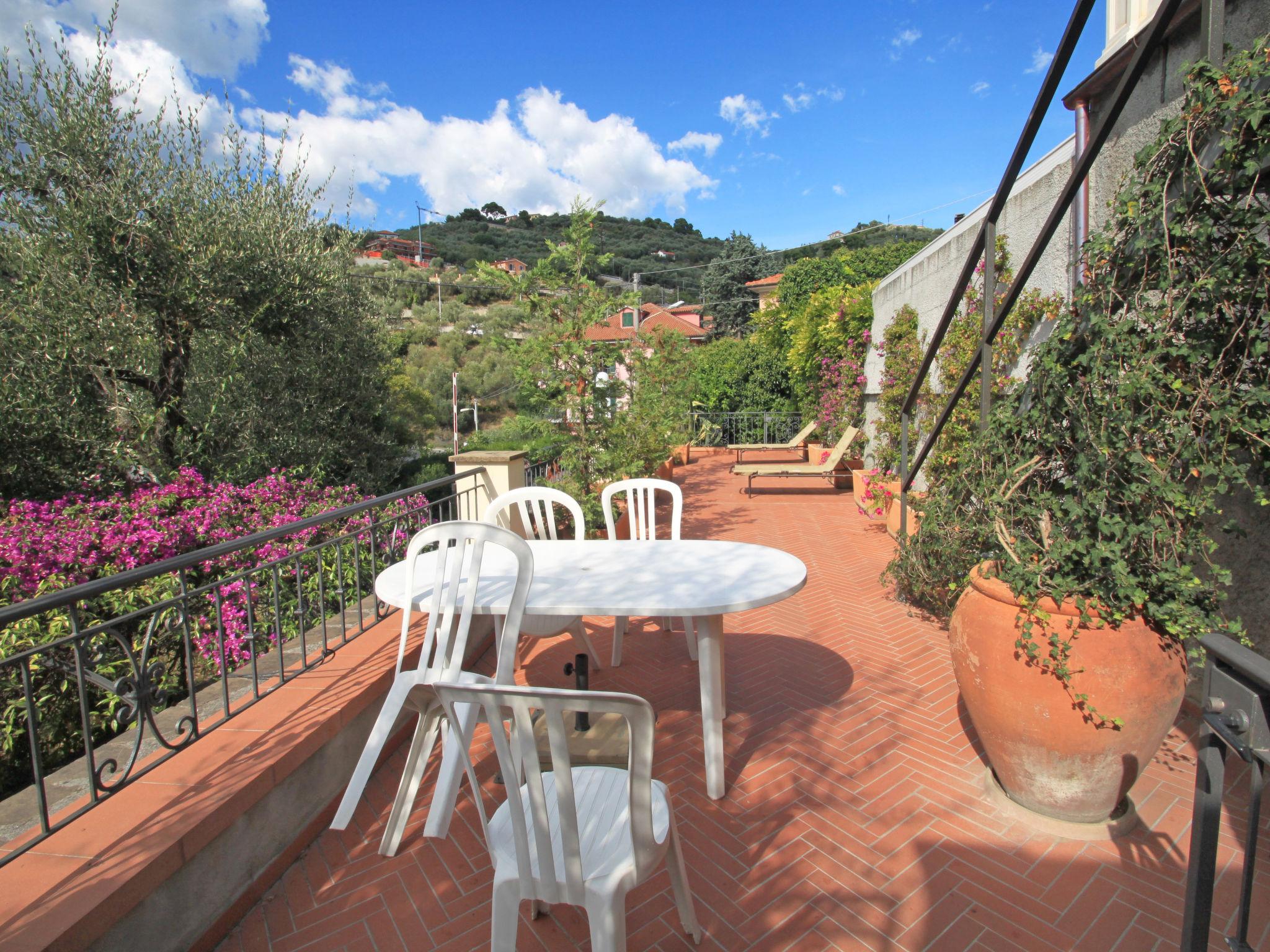 Foto 20 - Appartamento con 2 camere da letto a Imperia con piscina e vista mare