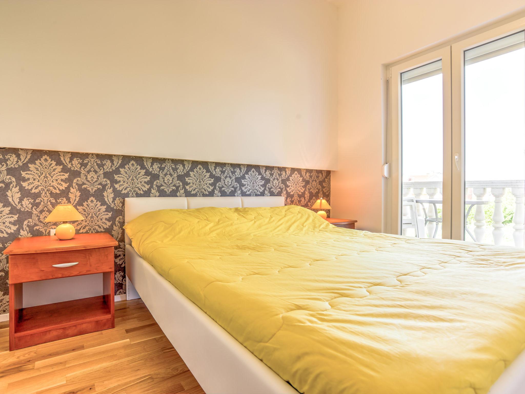 Foto 9 - Appartamento con 1 camera da letto a Umag con piscina e vista mare