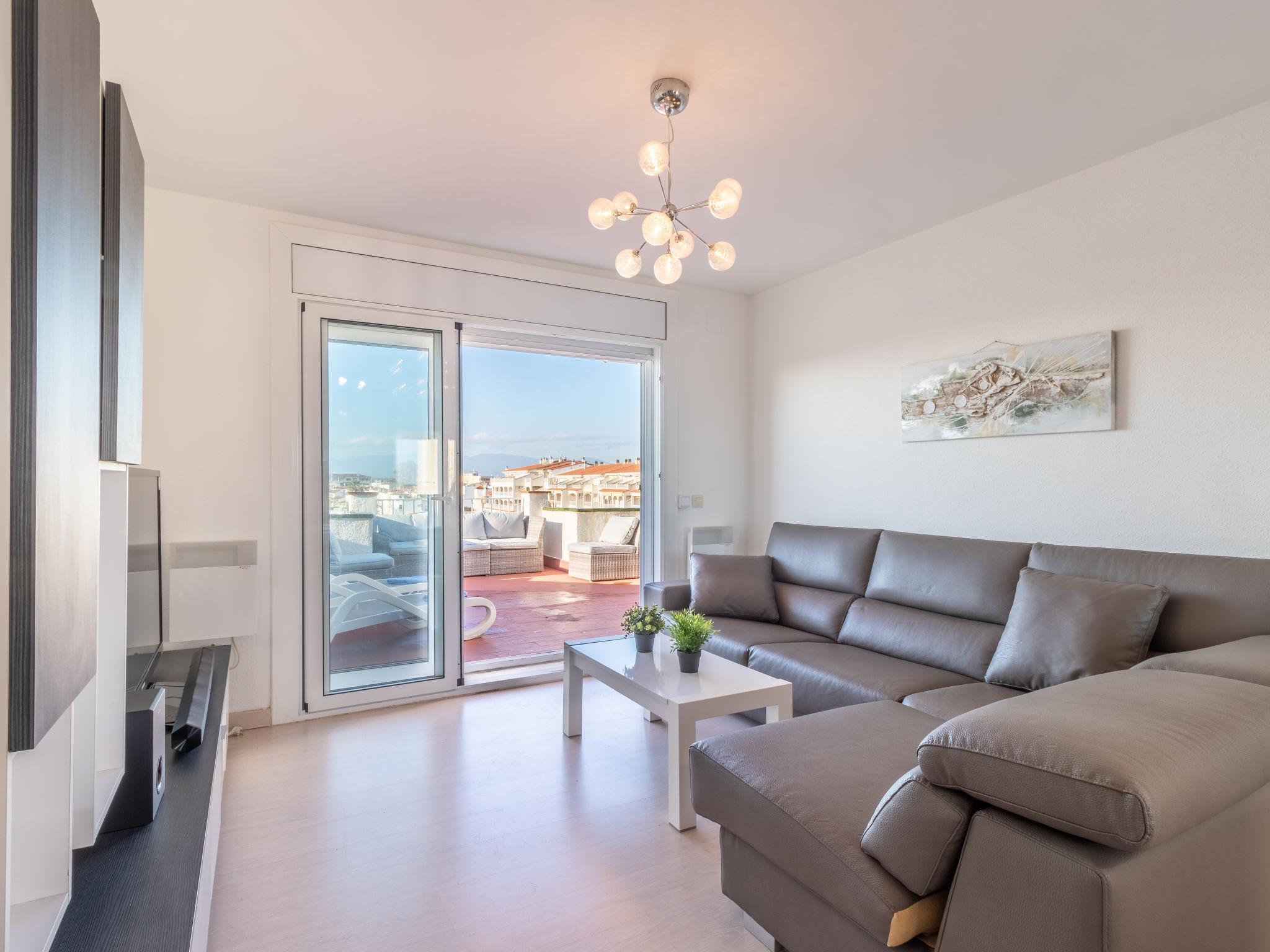 Foto 6 - Apartamento de 2 habitaciones en Castelló d'Empúries con jardín y vistas al mar