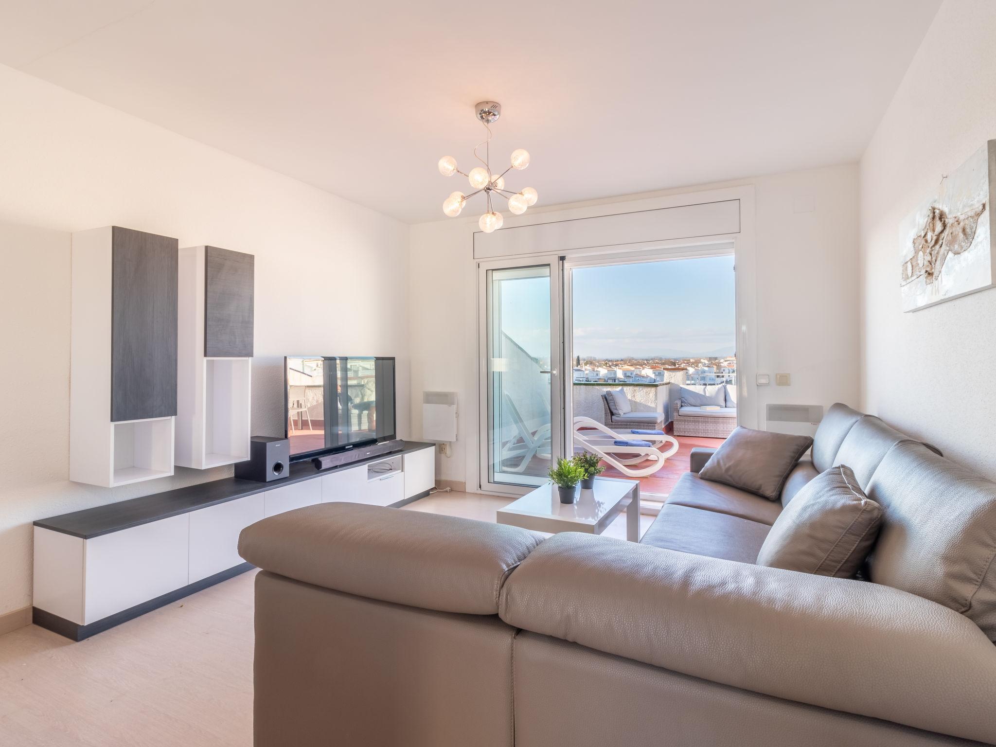 Foto 7 - Apartamento de 2 habitaciones en Castelló d'Empúries con jardín y vistas al mar