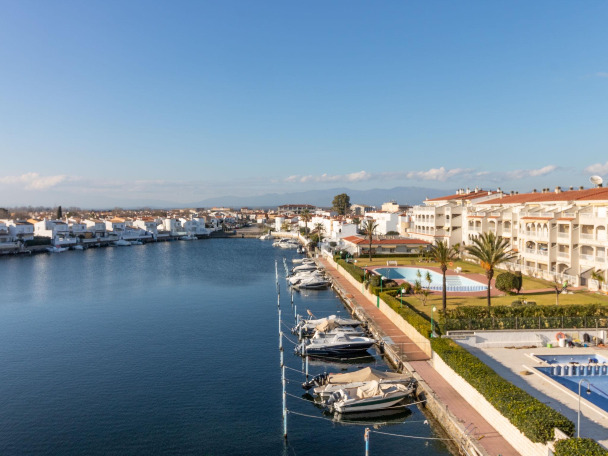 Photo 21 - 2 bedroom Apartment in Castelló d'Empúries with garden and sea view