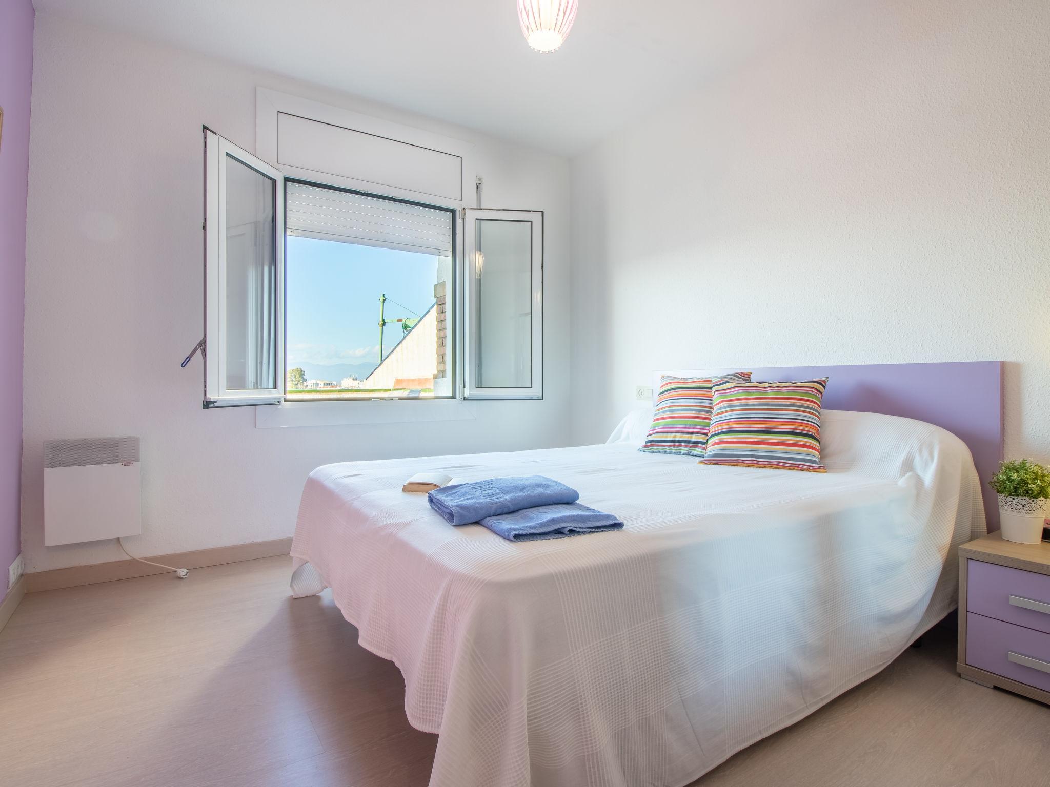 Foto 12 - Apartamento de 2 habitaciones en Castelló d'Empúries con jardín y vistas al mar