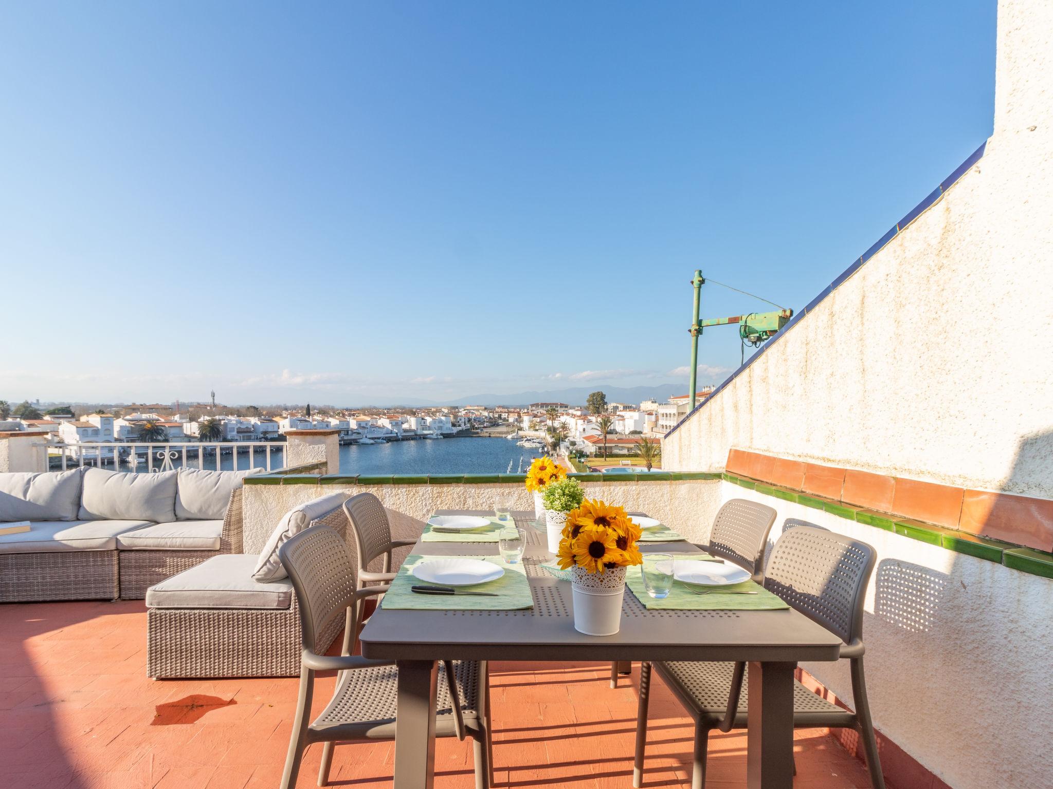 Foto 1 - Apartamento de 2 quartos em Castelló d'Empúries com jardim e vistas do mar