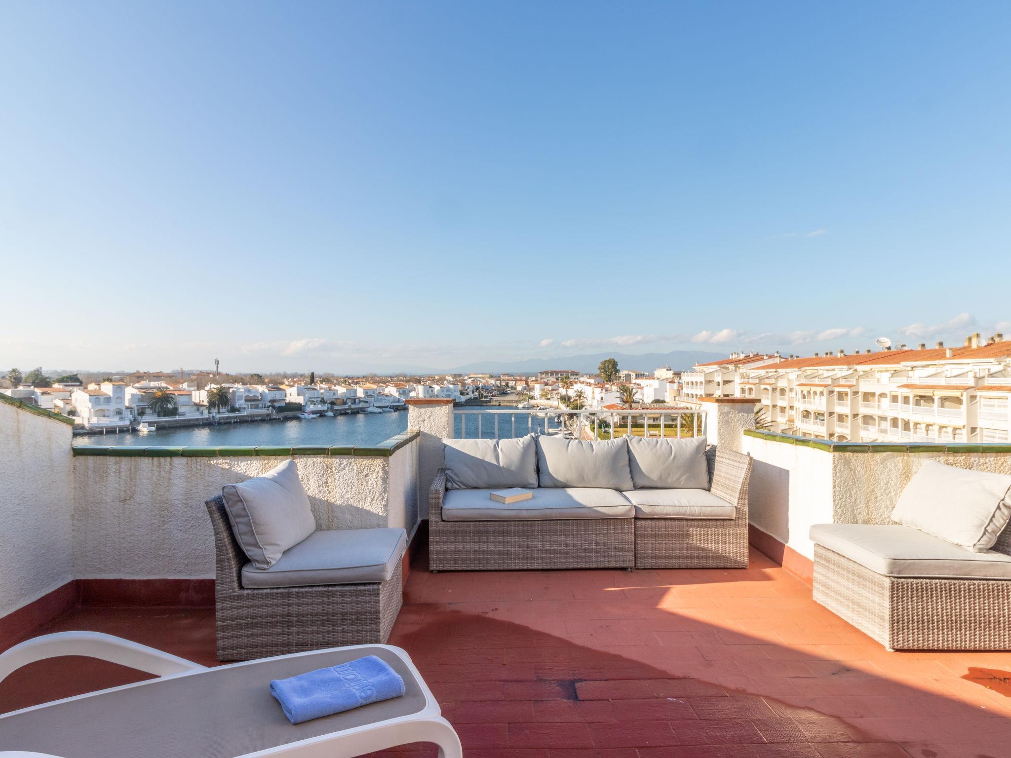Foto 16 - Appartamento con 2 camere da letto a Castelló d'Empúries con giardino e vista mare