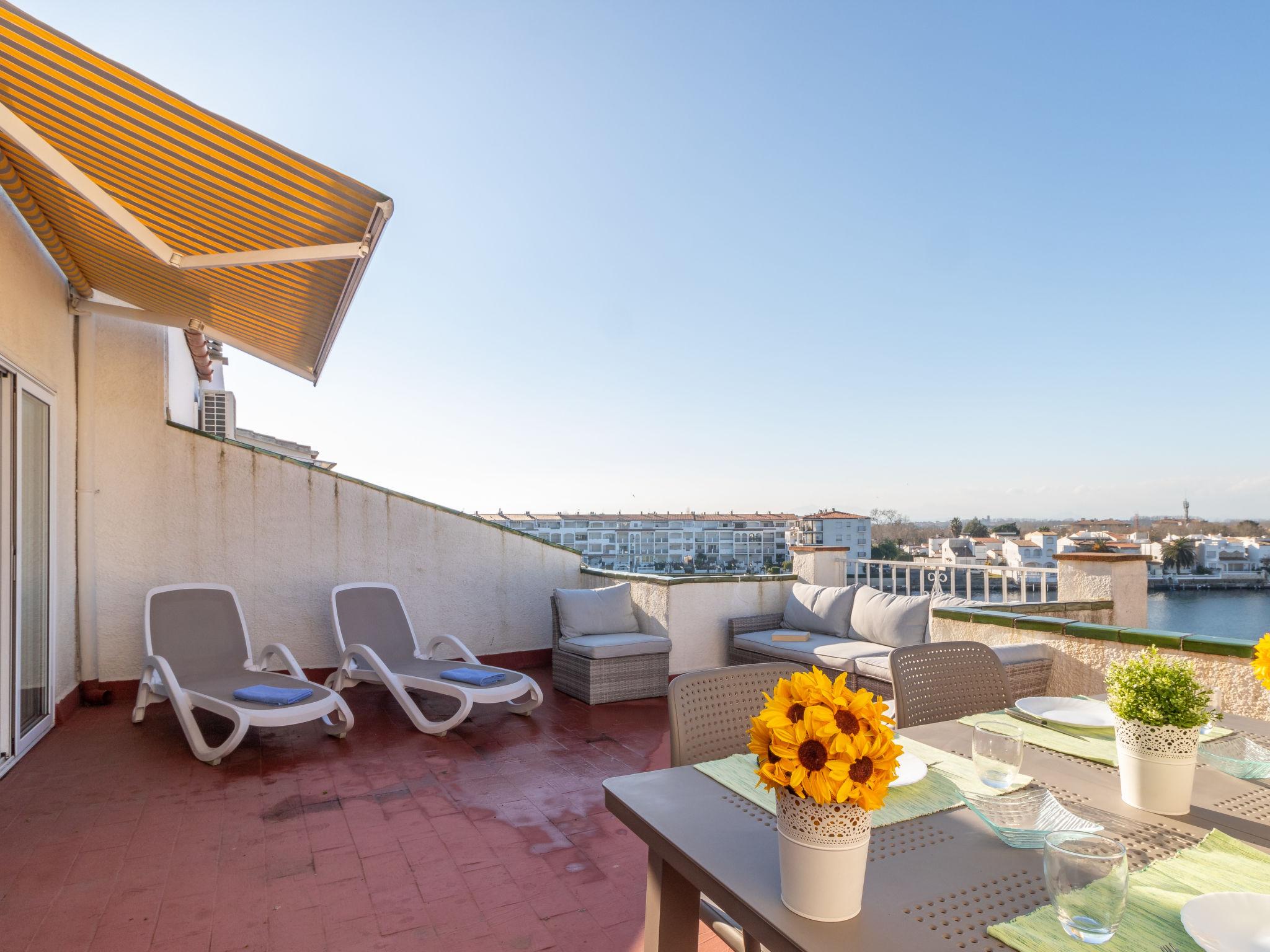 Foto 5 - Apartamento de 2 habitaciones en Castelló d'Empúries con jardín y vistas al mar
