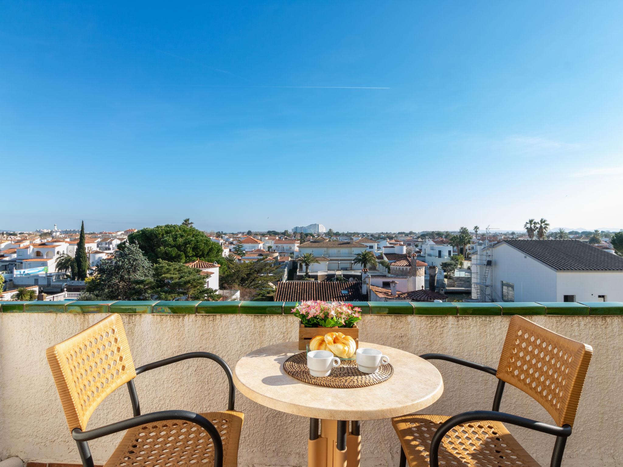 Foto 18 - Apartamento de 2 habitaciones en Castelló d'Empúries con jardín y vistas al mar