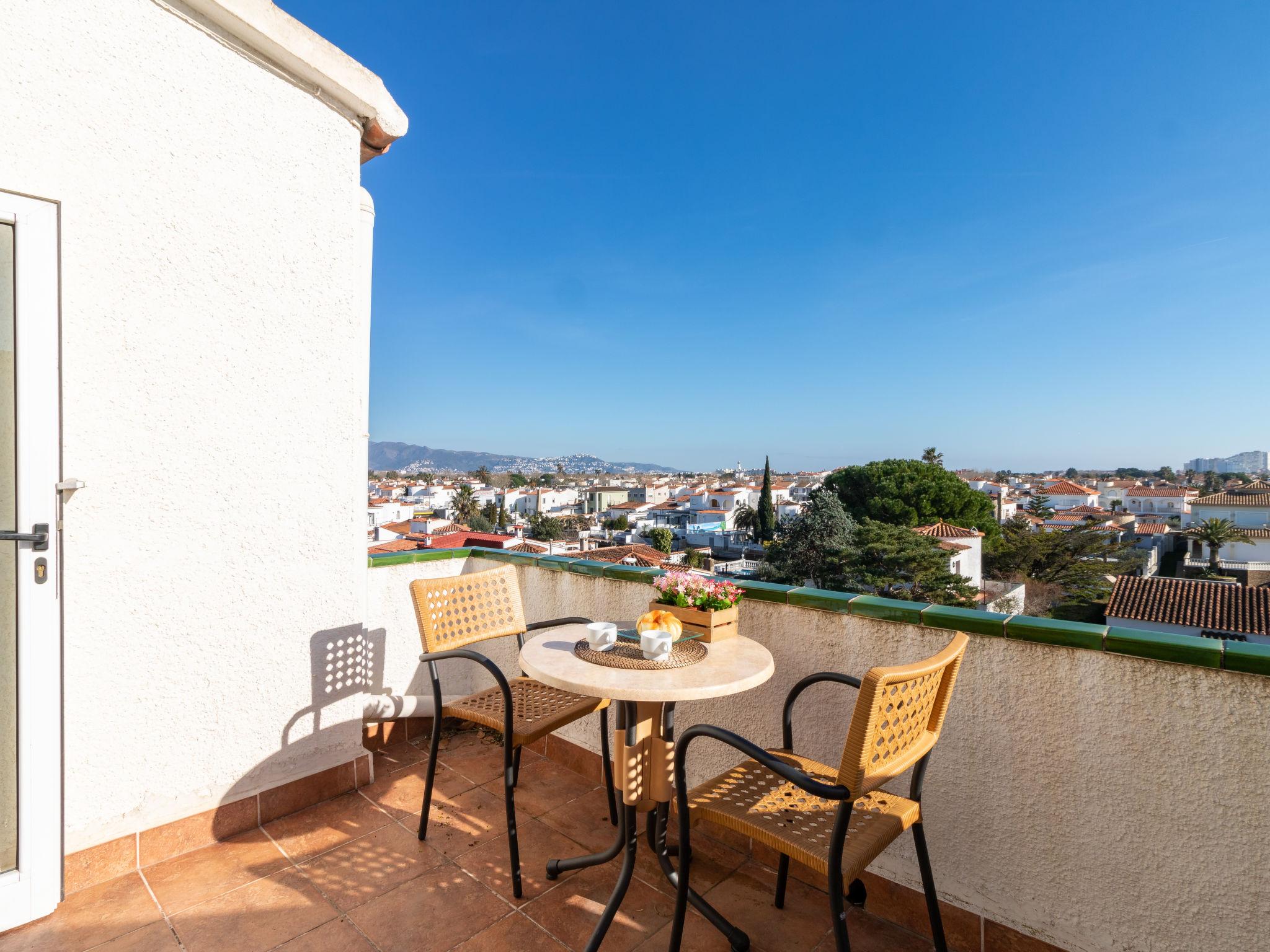 Foto 19 - Apartamento de 2 habitaciones en Castelló d'Empúries con jardín y vistas al mar
