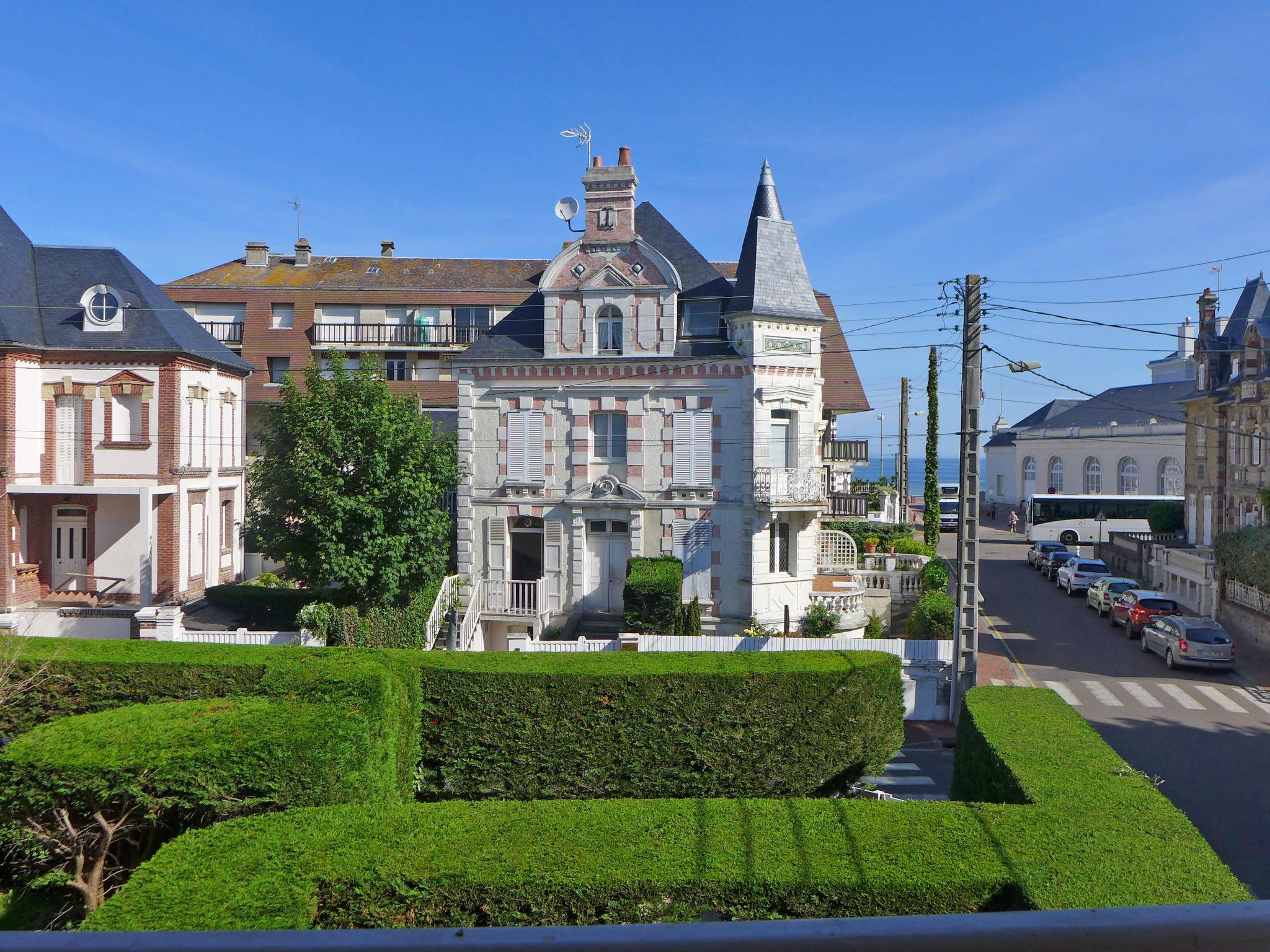 Foto 4 - Appartamento con 1 camera da letto a Cabourg con vista mare