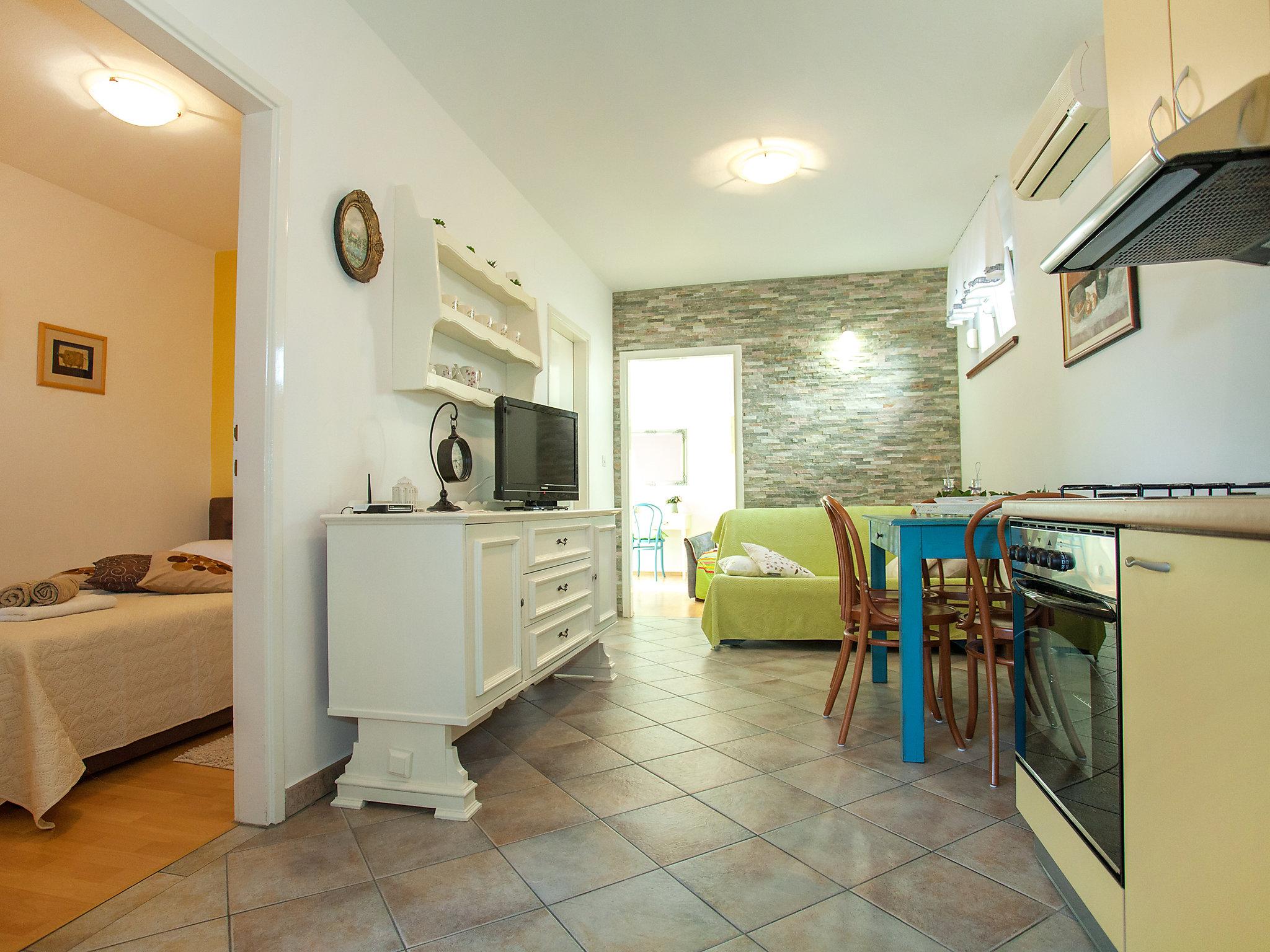 Photo 3 - 2 bedroom Apartment in Zadar with garden and sea view