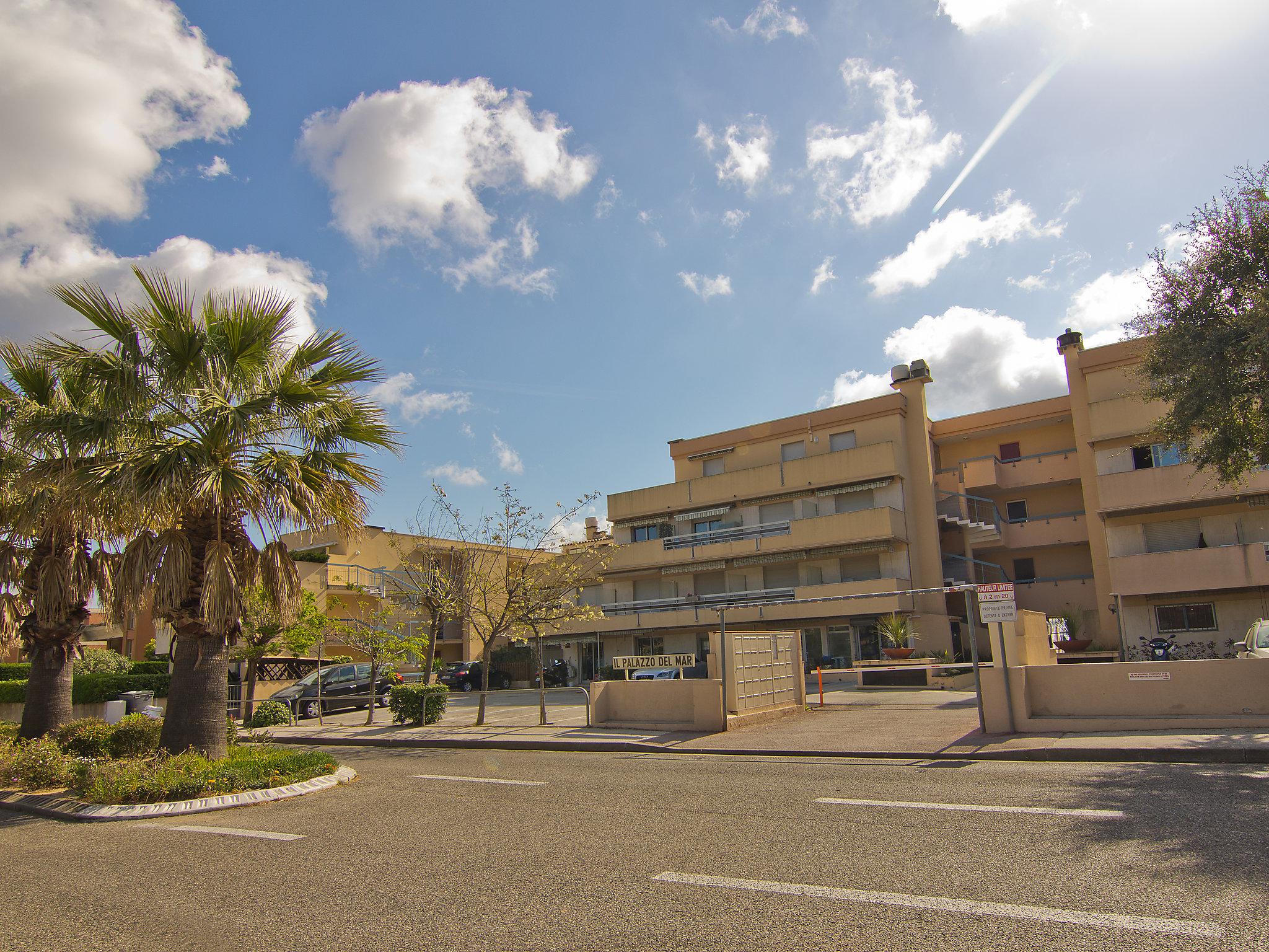 Foto 19 - Appartamento con 2 camere da letto a Cavalaire-sur-Mer con terrazza