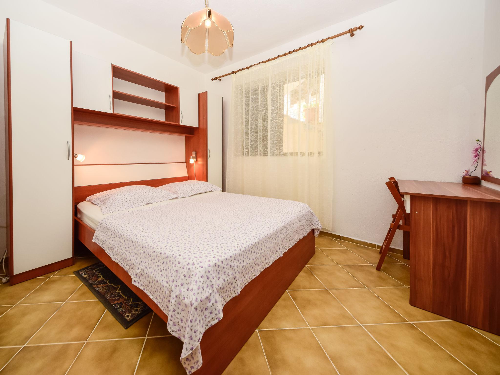 Foto 16 - Appartamento con 2 camere da letto a Marina con piscina privata e vista mare