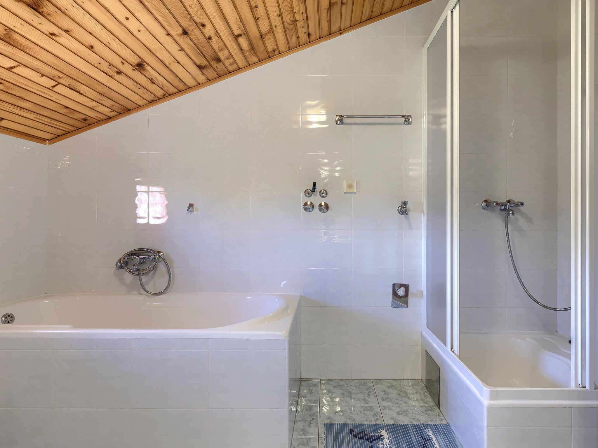 Foto 20 - Casa con 4 camere da letto a Svetvinčenat con piscina privata e vista mare