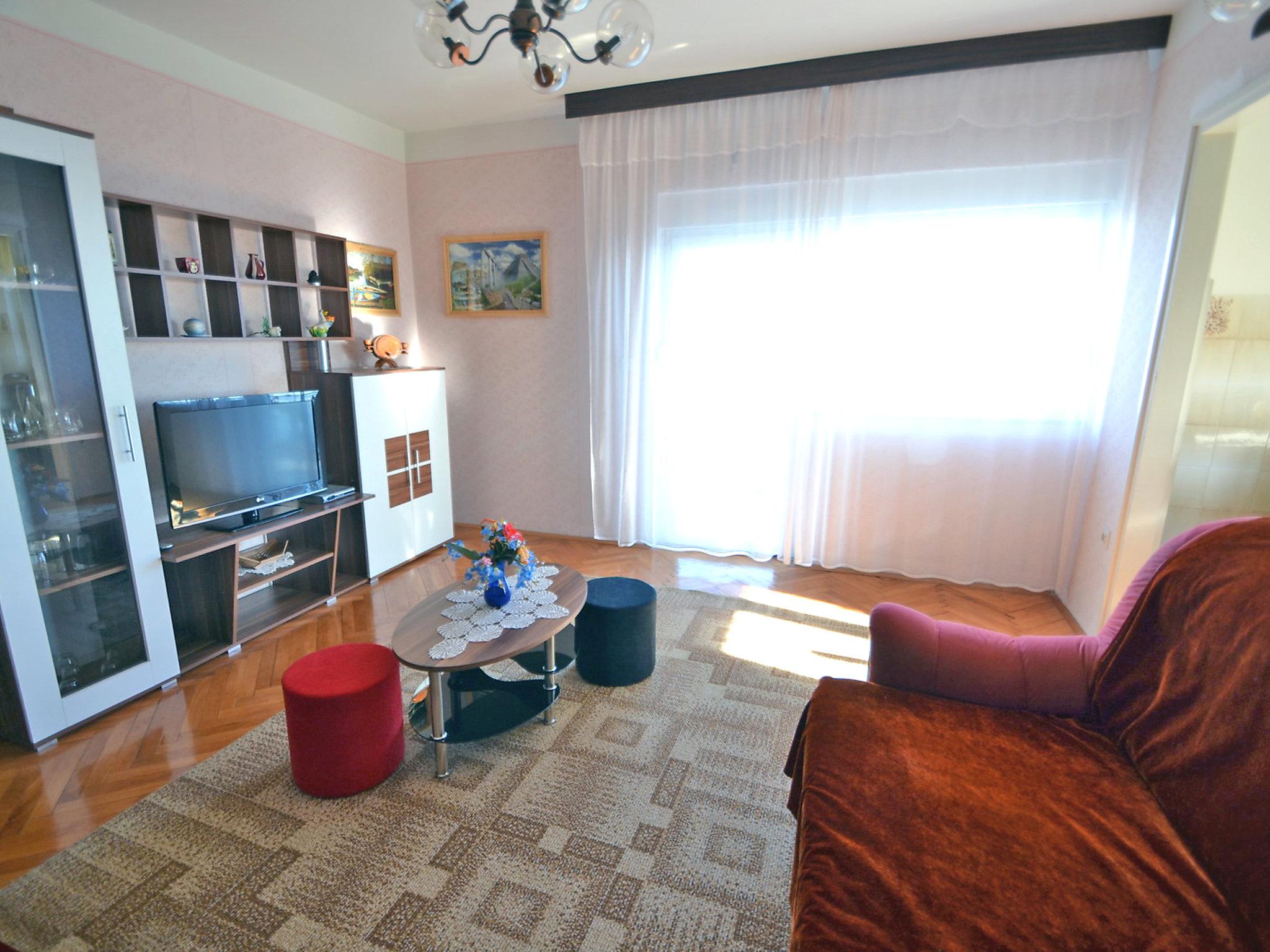 Foto 3 - Appartamento con 3 camere da letto a Lovran con giardino e vista mare