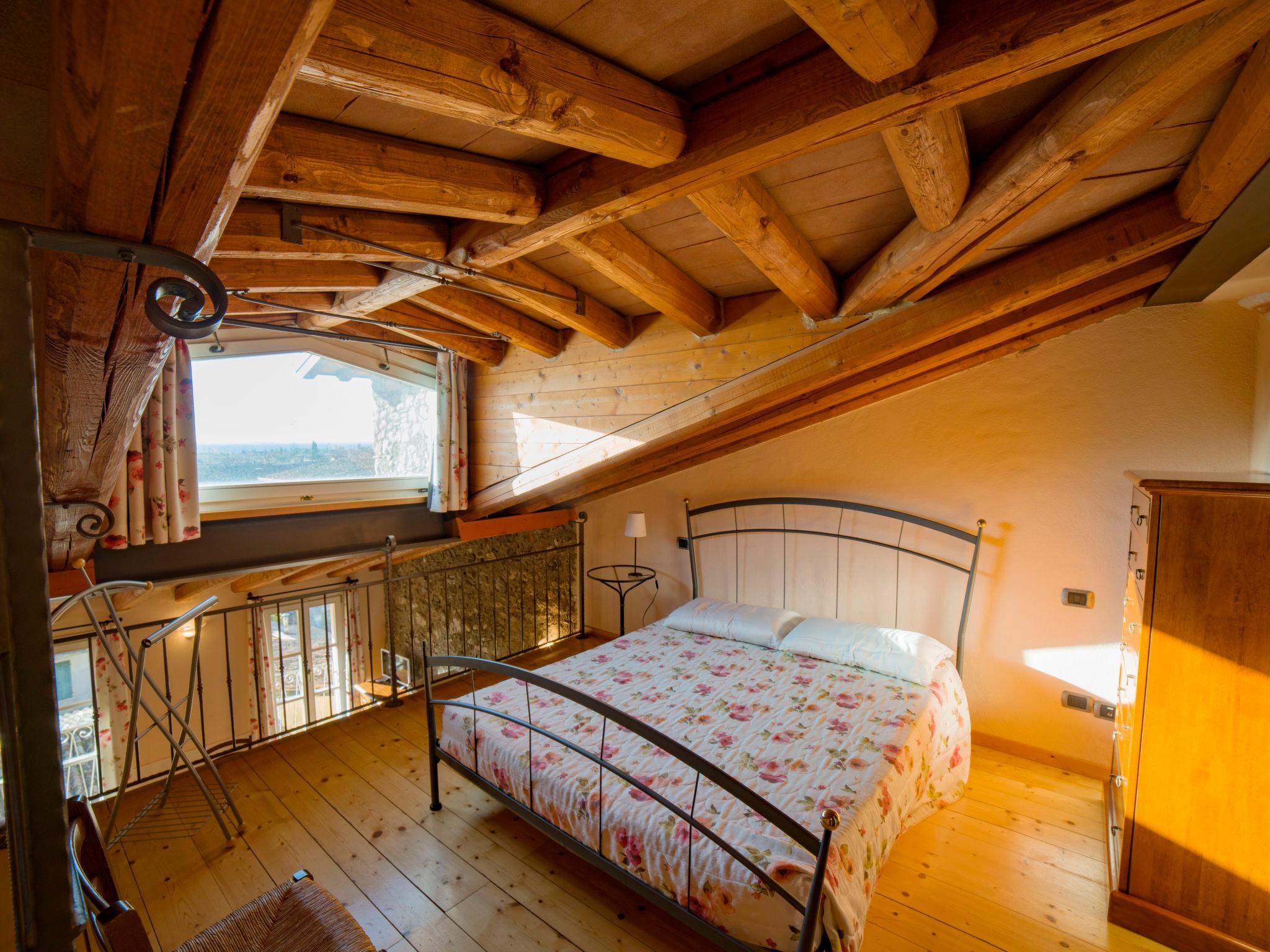 Foto 6 - Appartamento con 2 camere da letto a Toscolano Maderno con piscina e vista sulle montagne
