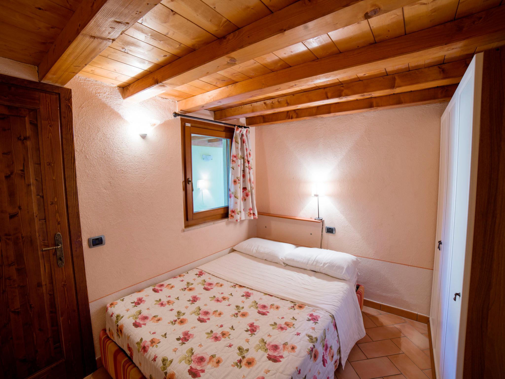 Foto 10 - Appartamento con 2 camere da letto a Toscolano Maderno con piscina e vista sulle montagne