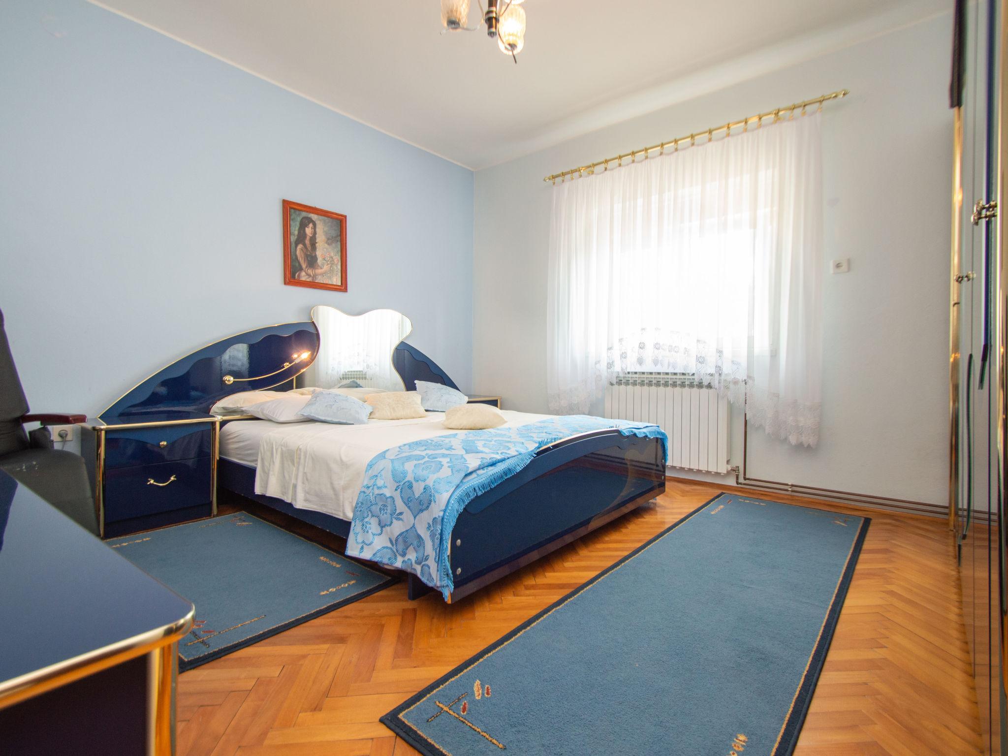 Foto 12 - Appartamento con 3 camere da letto a Bilice con piscina privata e giardino