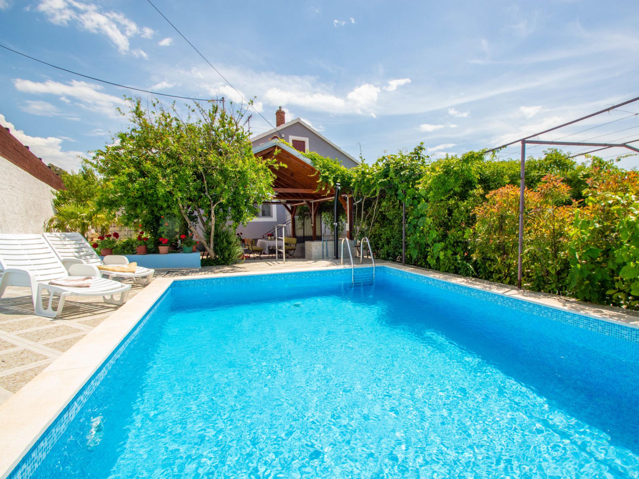 Photo 1 - Appartement de 3 chambres à Bilice avec piscine privée et vues à la mer