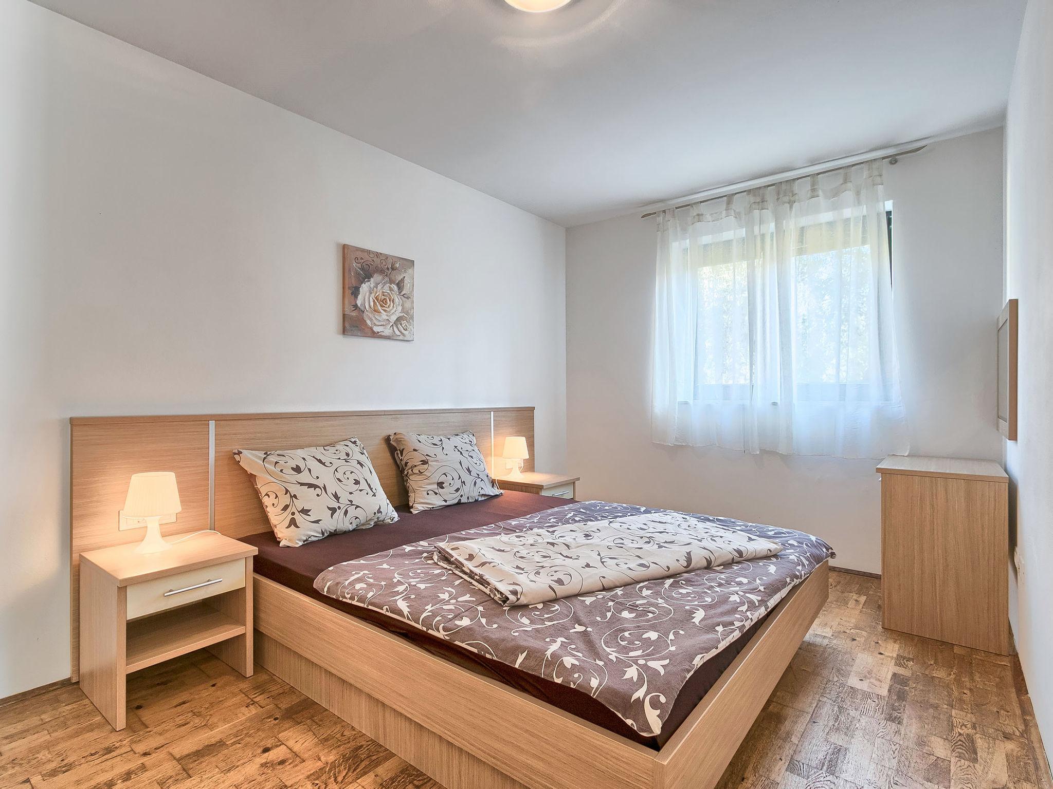 Foto 5 - Appartamento con 2 camere da letto a Umag con piscina e vista mare