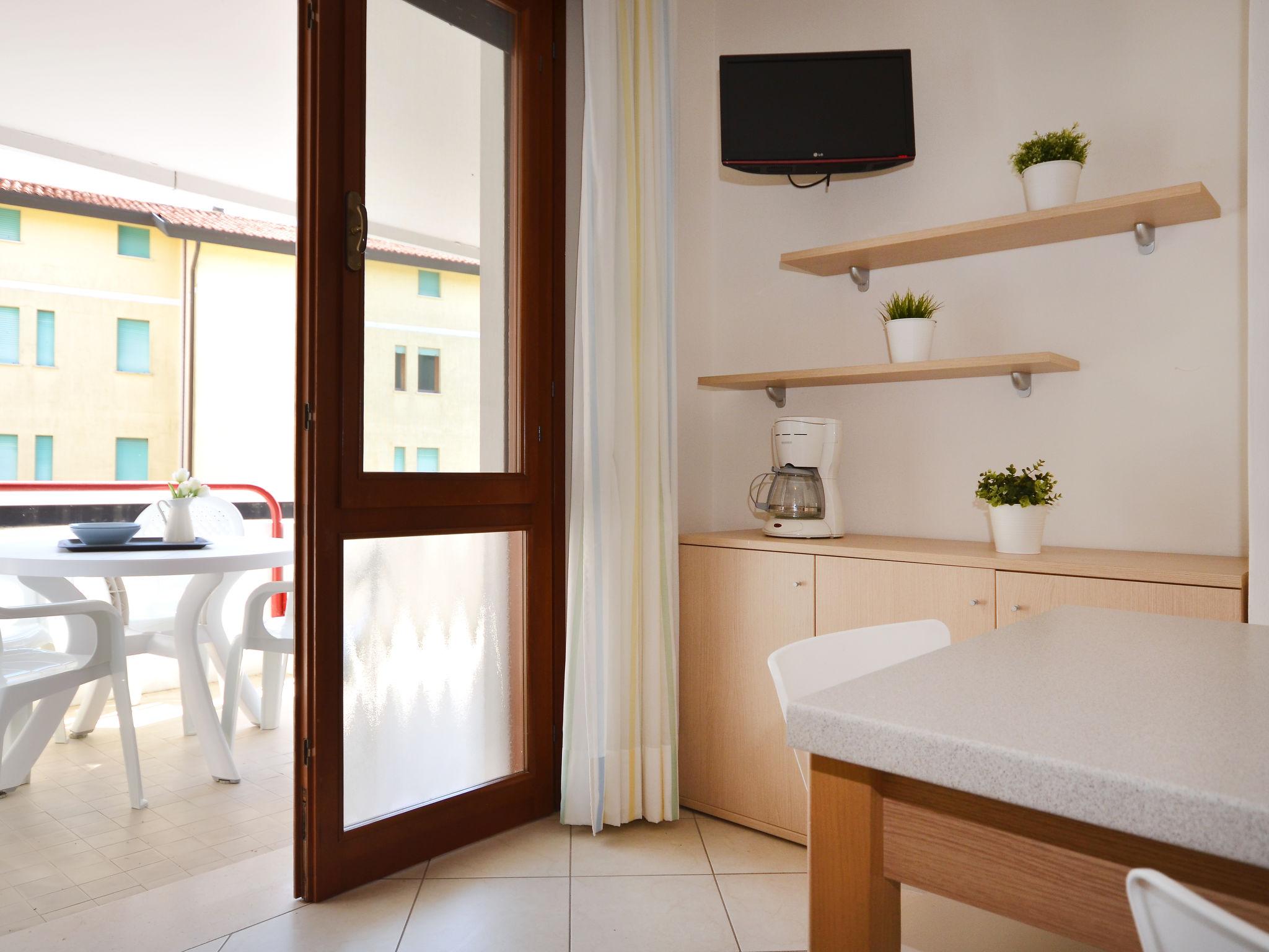 Foto 4 - Apartment mit 2 Schlafzimmern in San Michele al Tagliamento mit blick aufs meer