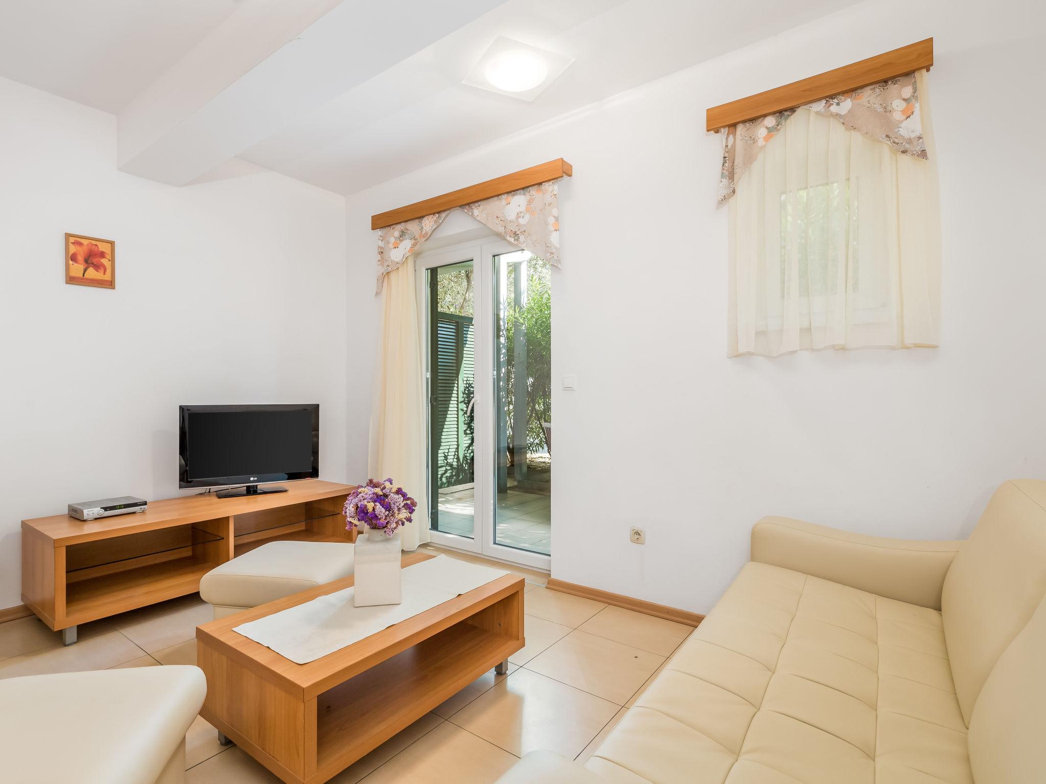 Photo 3 - 1 bedroom Apartment in Rab with swimming pool and garden