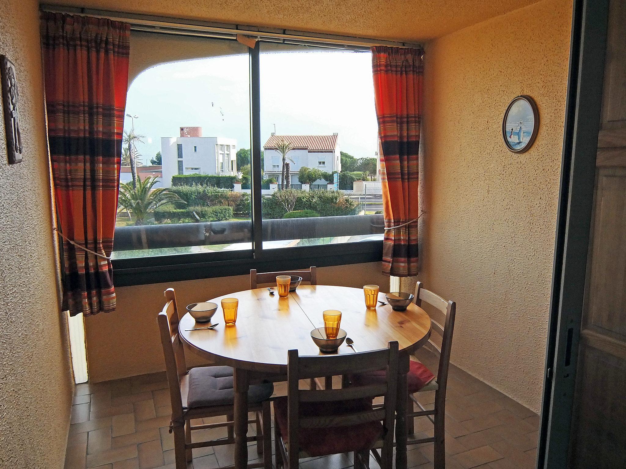 Foto 2 - Appartamento con 1 camera da letto a Saint-Cyprien con vista mare