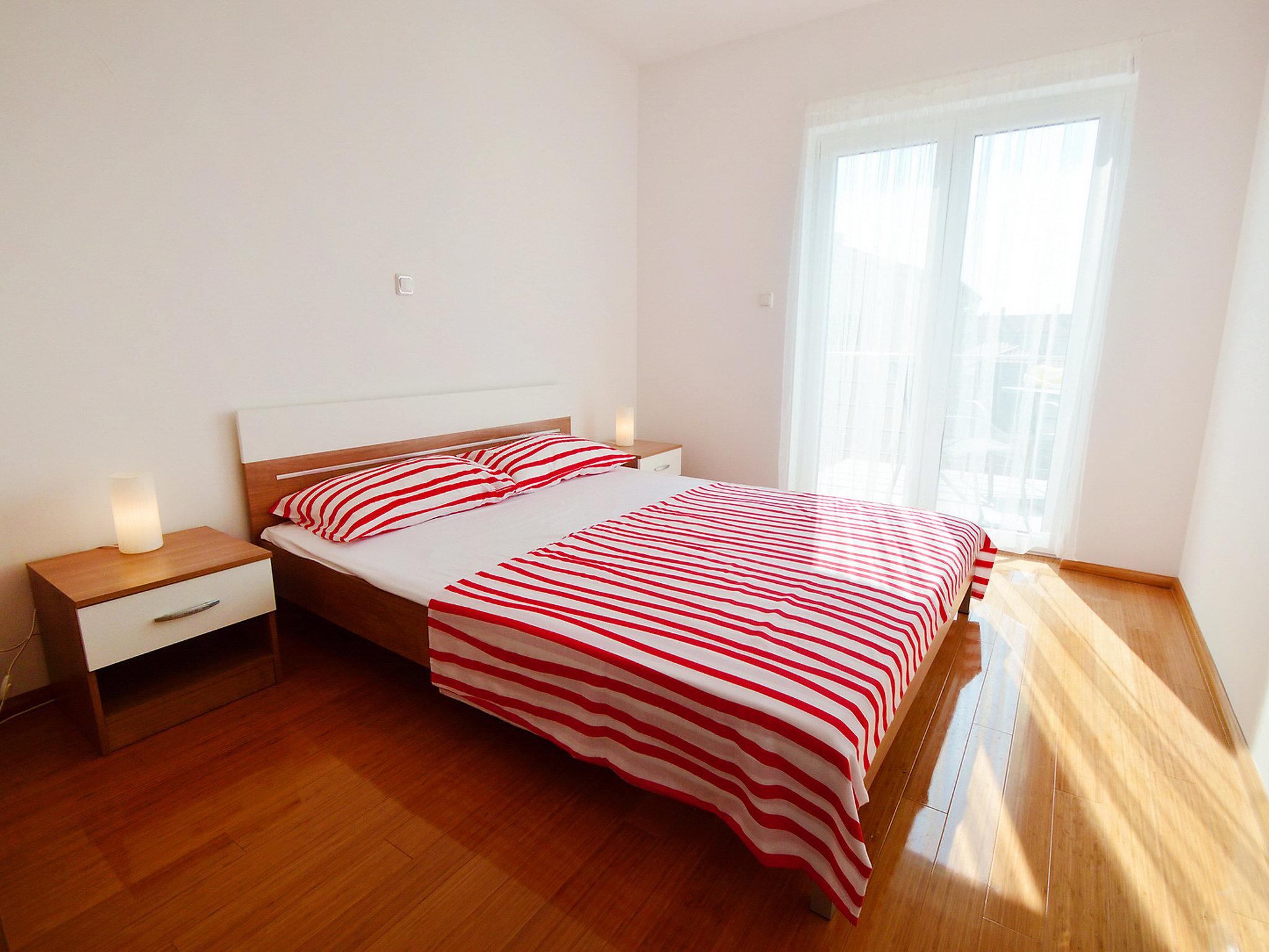 Foto 7 - Appartamento con 1 camera da letto a Novi Vinodolski con piscina e vista mare