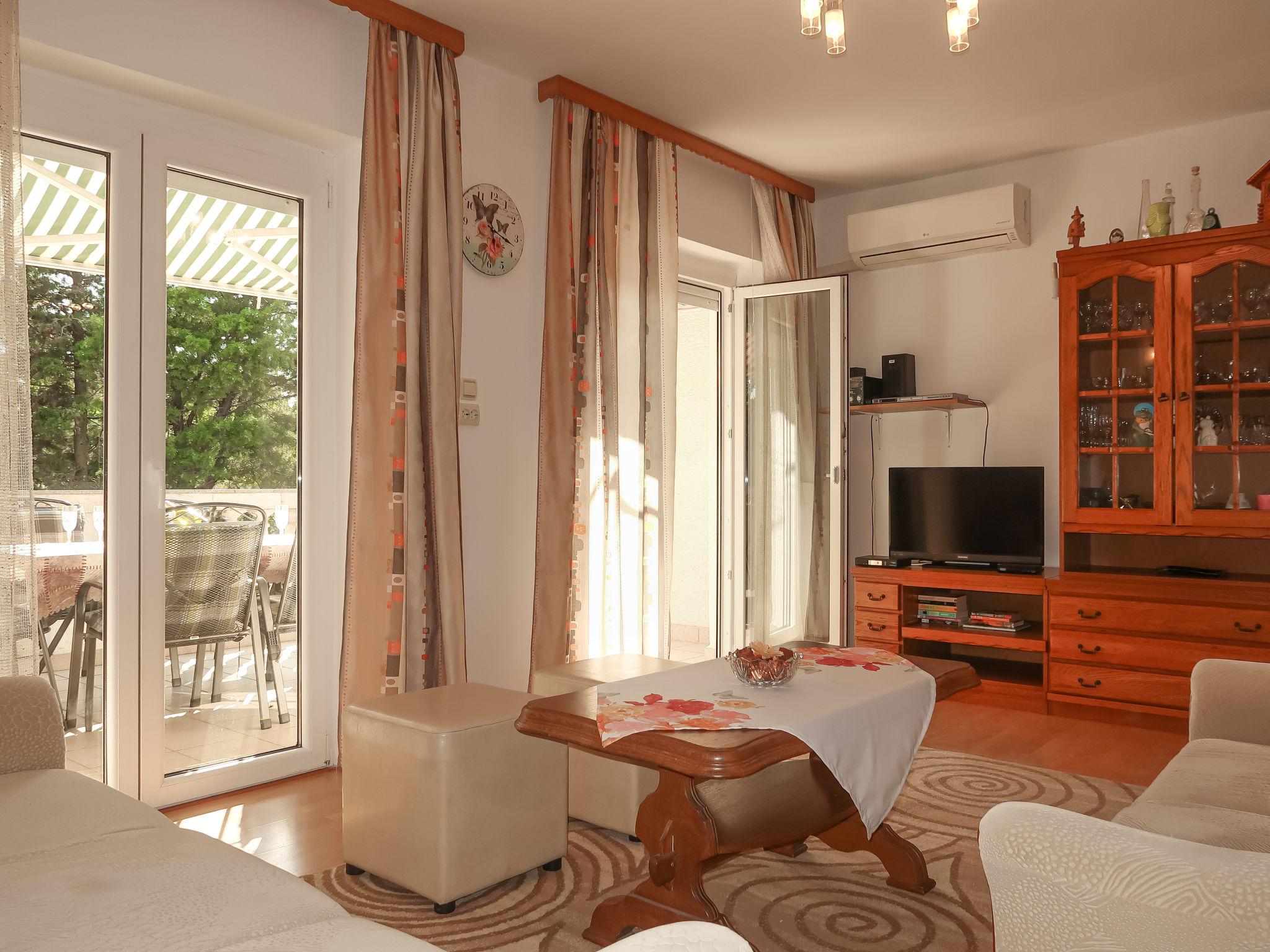 Foto 6 - Apartamento de 2 quartos em Crikvenica com jardim e terraço