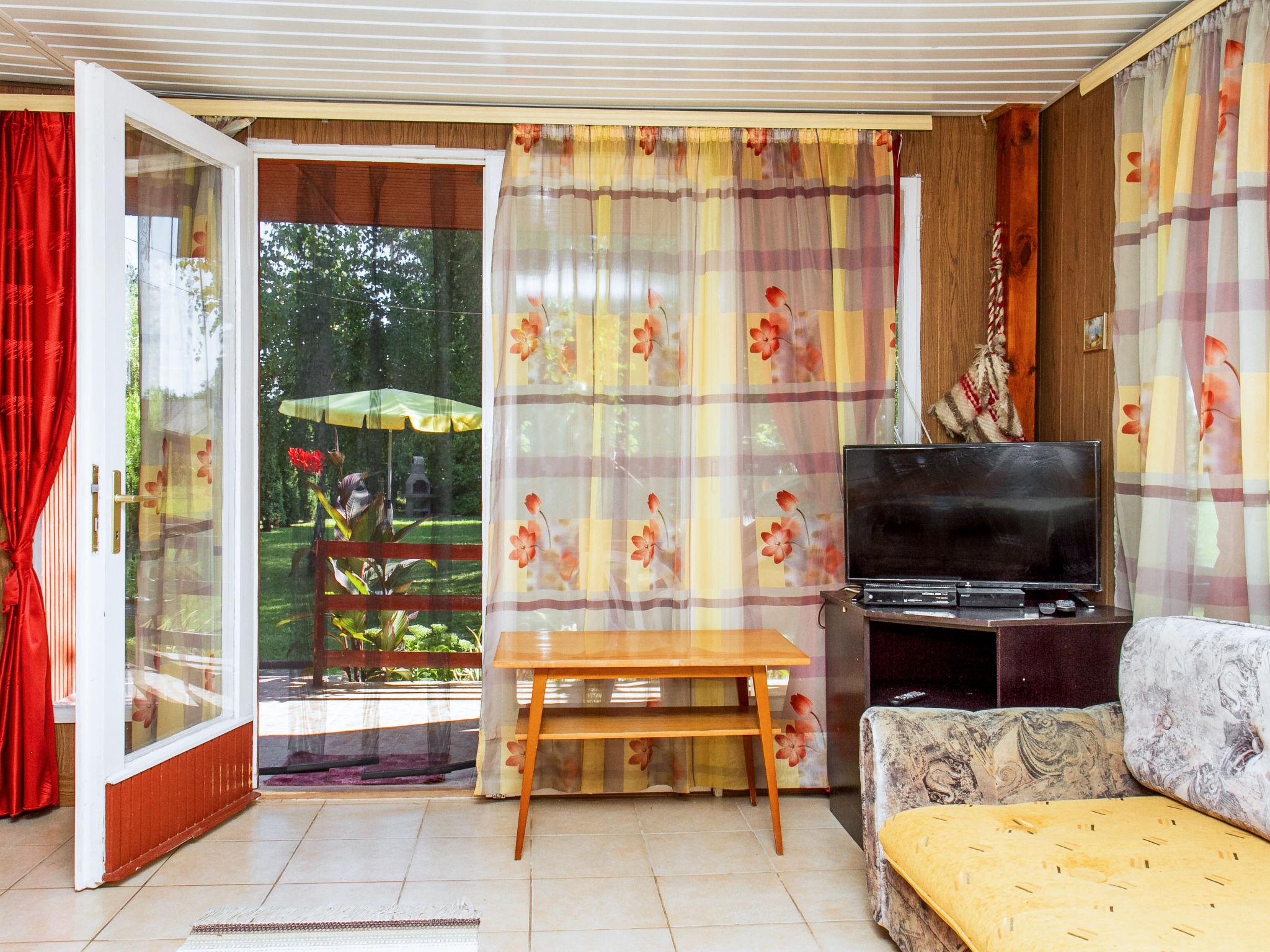 Photo 5 - Maison de 2 chambres à Balatonmáriafürdő avec jardin et terrasse