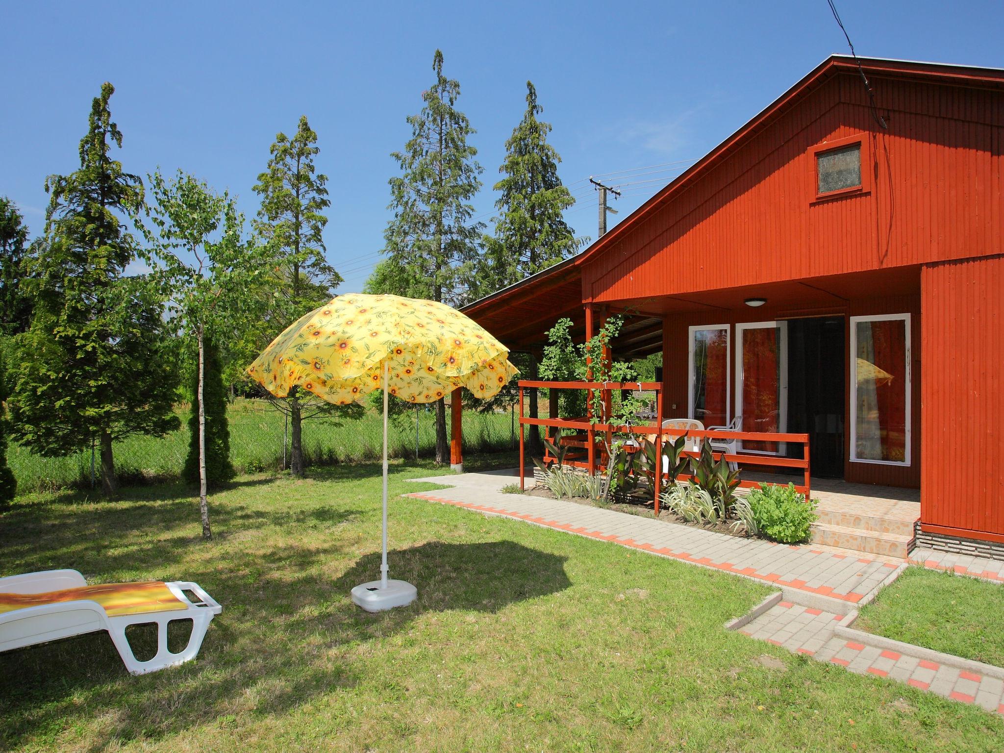 Foto 2 - Casa de 2 quartos em Balatonmáriafürdő com jardim e terraço
