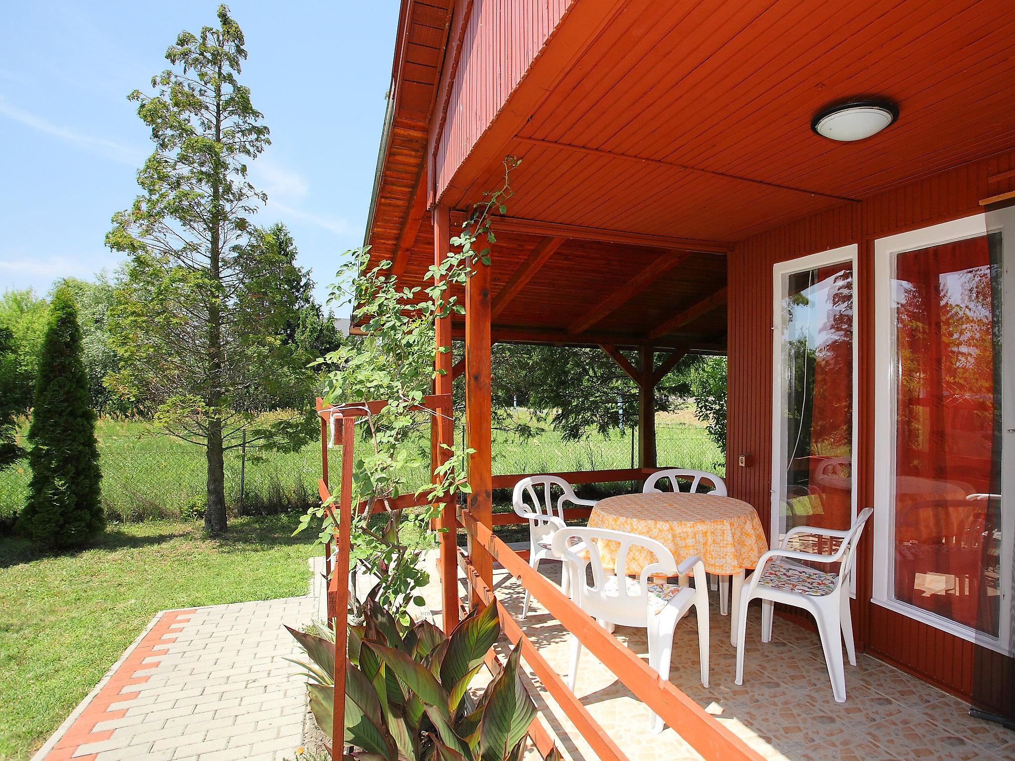 Foto 3 - Casa de 2 quartos em Balatonmáriafürdő com jardim e terraço